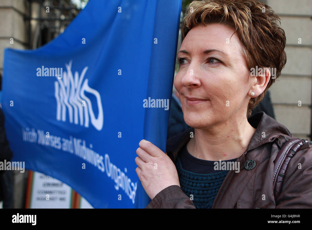 Sarah Watkins dell'Irish Nurses and Midwives Organization (INMO) protesta contro il sovraffollamento nel reparto di emergenza del Mid Western Regional Hospital, Limerick fuori Leinster House Dublin. Foto Stock