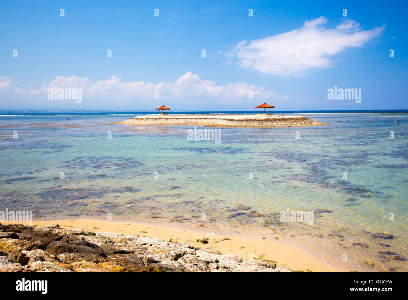 Una spiaggia di Sanur scena su una calda giornata a Bali, in Indonesia Foto Stock