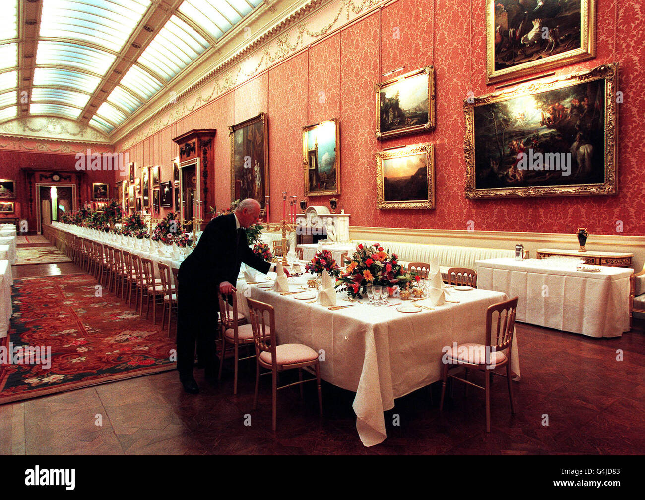 Il tavolo è destinato ad un ricevimento a Buckingham Palace la sera di un concerto della Israel Philharmonic Orchestra, diretto da Zubin Mehta con la partecipazione del Duca di Edimburgo. Foto Stock