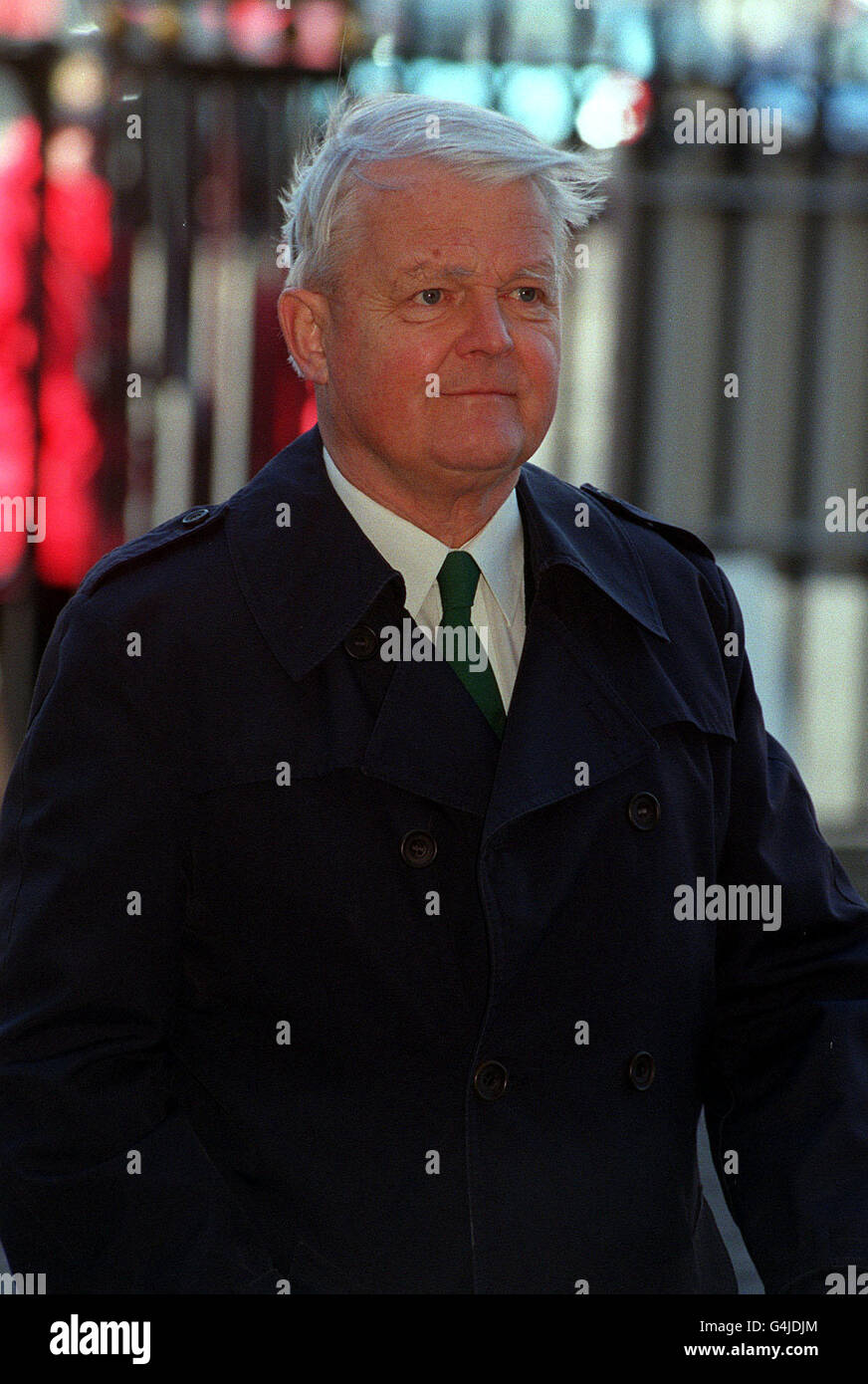 Bruce Kent arriva all'Abbazia di Westminister a Londra per partecipare a un servizio di Ringraziamento per la vita e il lavoro del Rev. Lord Soprer (Donald Oliver Soprer, Barone di Kingsway). Foto Stock