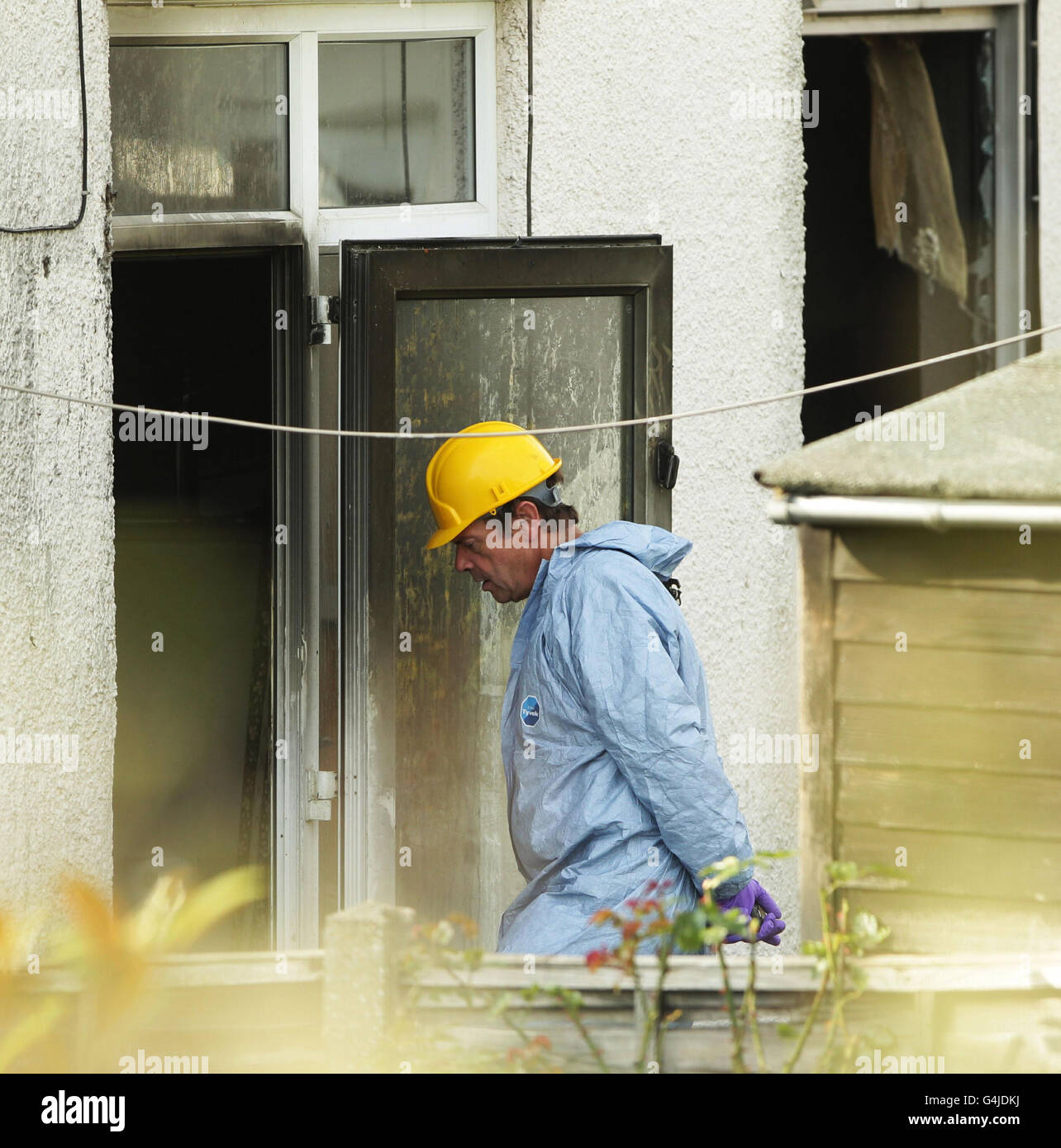 La polizia forense entra nella proprietà semi-distaccata di Sonia Gardens a Neasden, a nord-ovest di Londra, dove sei persone sono morte in un incendio. Foto Stock