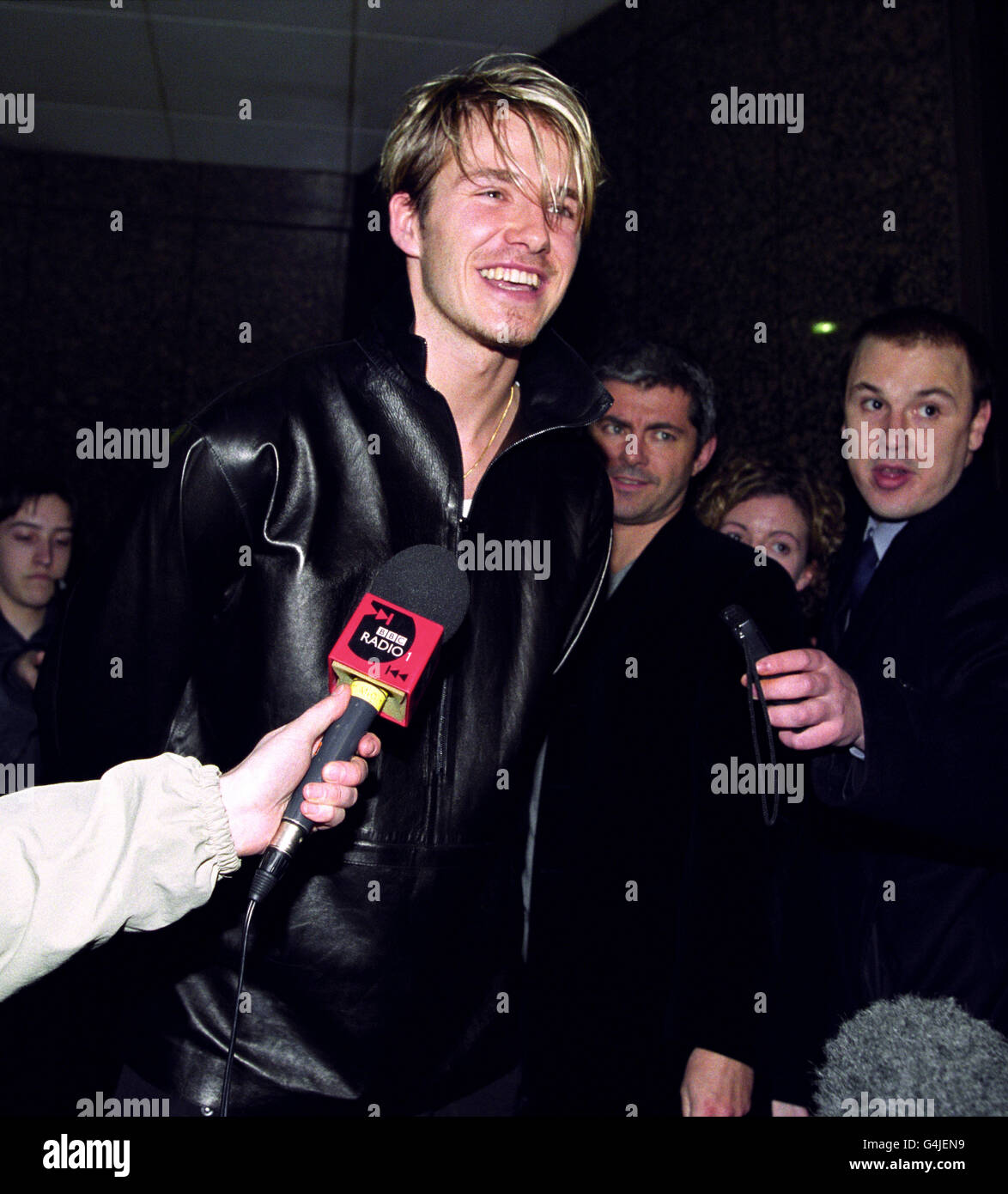 L'Inghilterra e la stella di calcio del Manchester United David Beckham, parlando ai mezzi di comunicazione al di fuori del Portland Hospital nel centro di Londra per annunciare la sua fidanzata Spice Girl, Victoria Adams, aveva dato alla luce un figlio, chiamato Brooklyn Joseph Beckham. Foto Stock