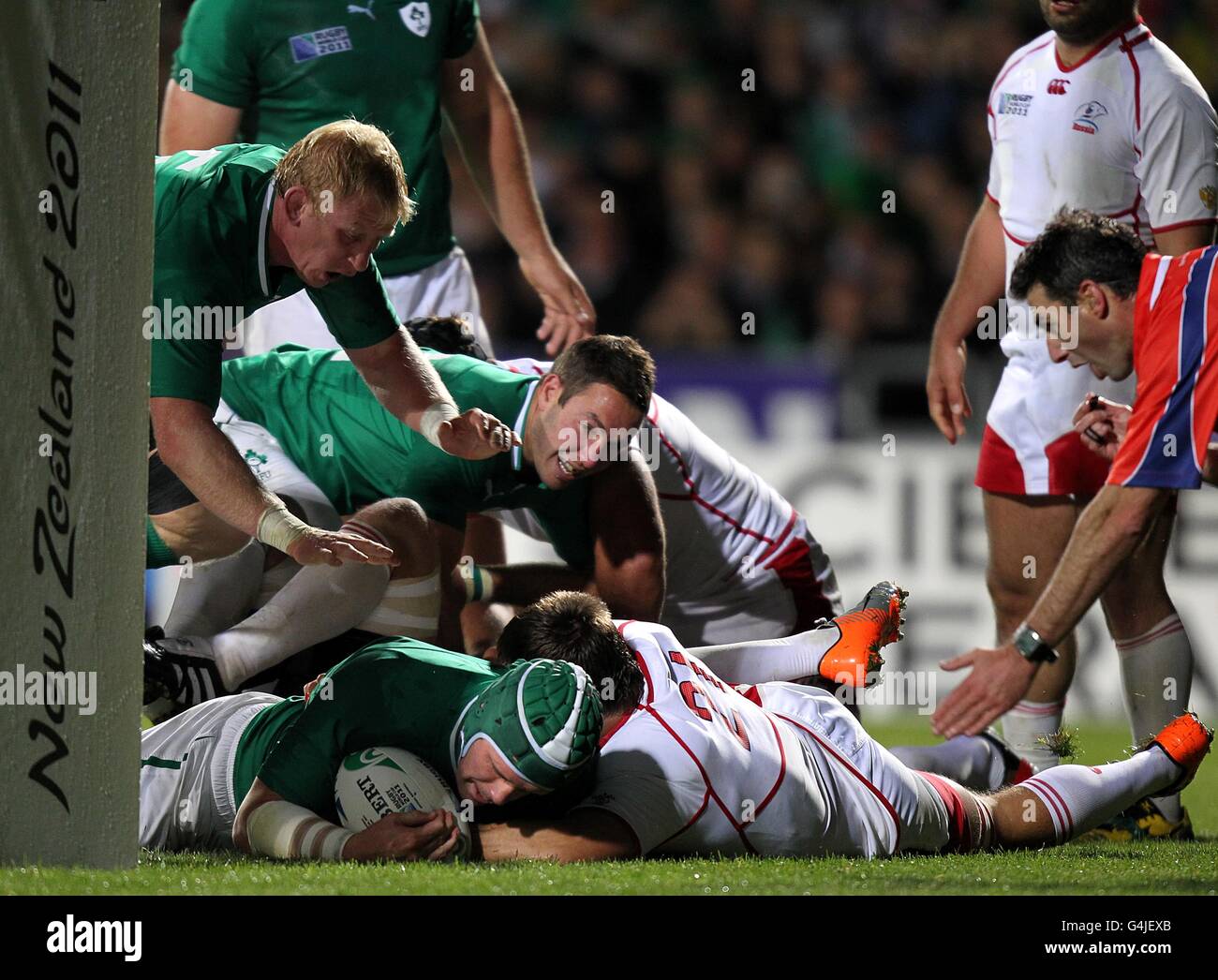 Rugby Union - IRB Rugby World Cup 2011 - Pool C - Irlanda contro Russia - Rotorua International Stadium. Denis Leamy in Irlanda si tuffa per provare Foto Stock