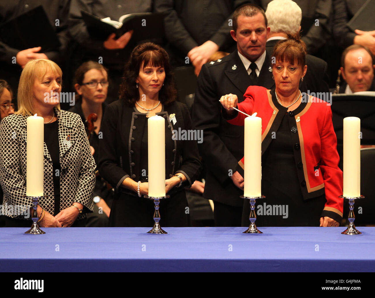 (Sinistra - destra) vedova di Margaret McCover del sovrintendente Neil McCover (polizia di Strathclyde), madre di Nuala Kerr del Constable Ronan Kerr (PSNI), e vedova di Jayne Davies del Constable di polizia Terence Davies (Gwent Constabulary), candele di luce durante il National Police Memorial Day Service che si tiene alla Royal Concert Hall di Glasgow. Foto Stock