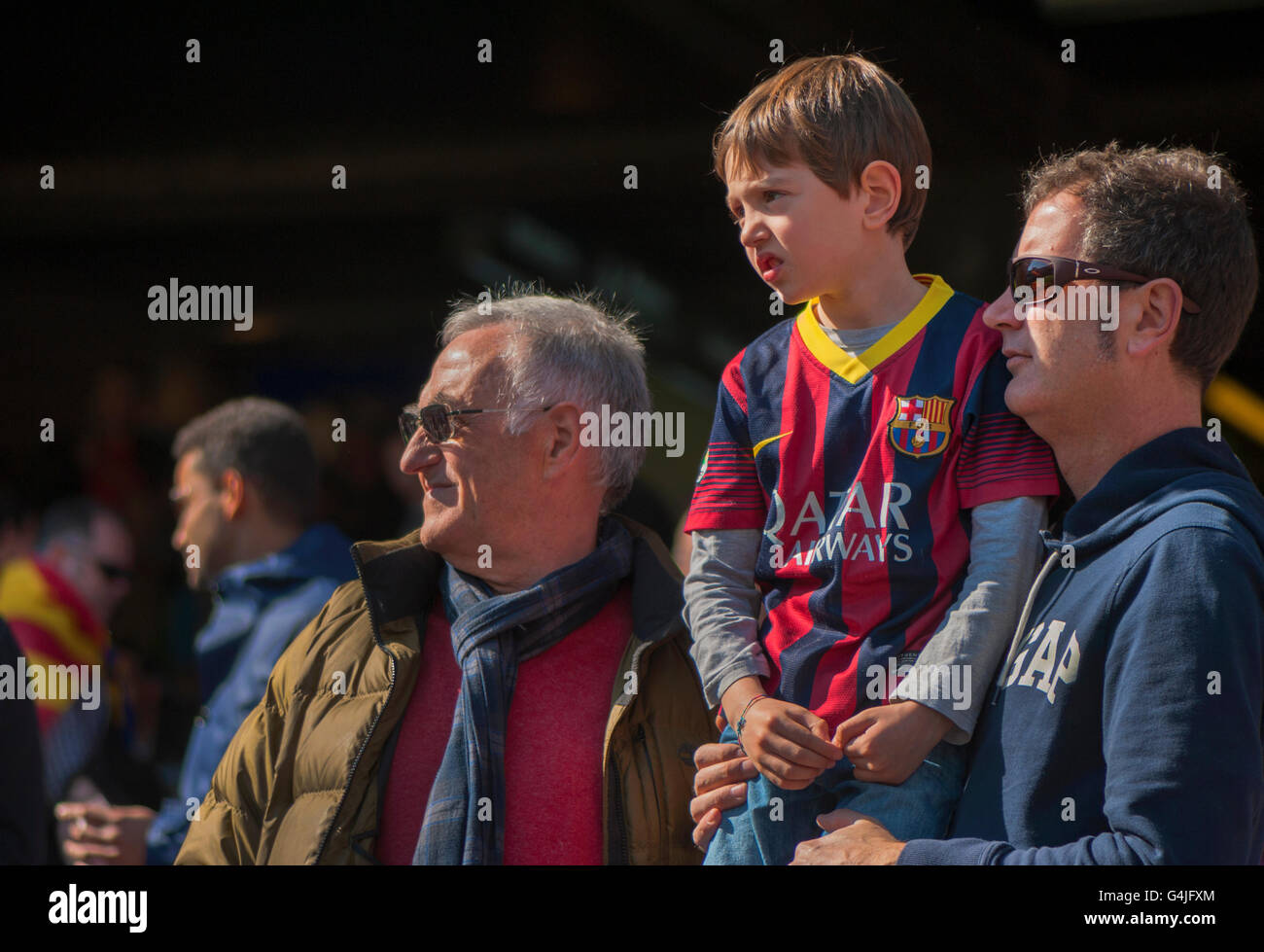 Tre generazioni di Barcellona i tifosi di calcio Foto Stock