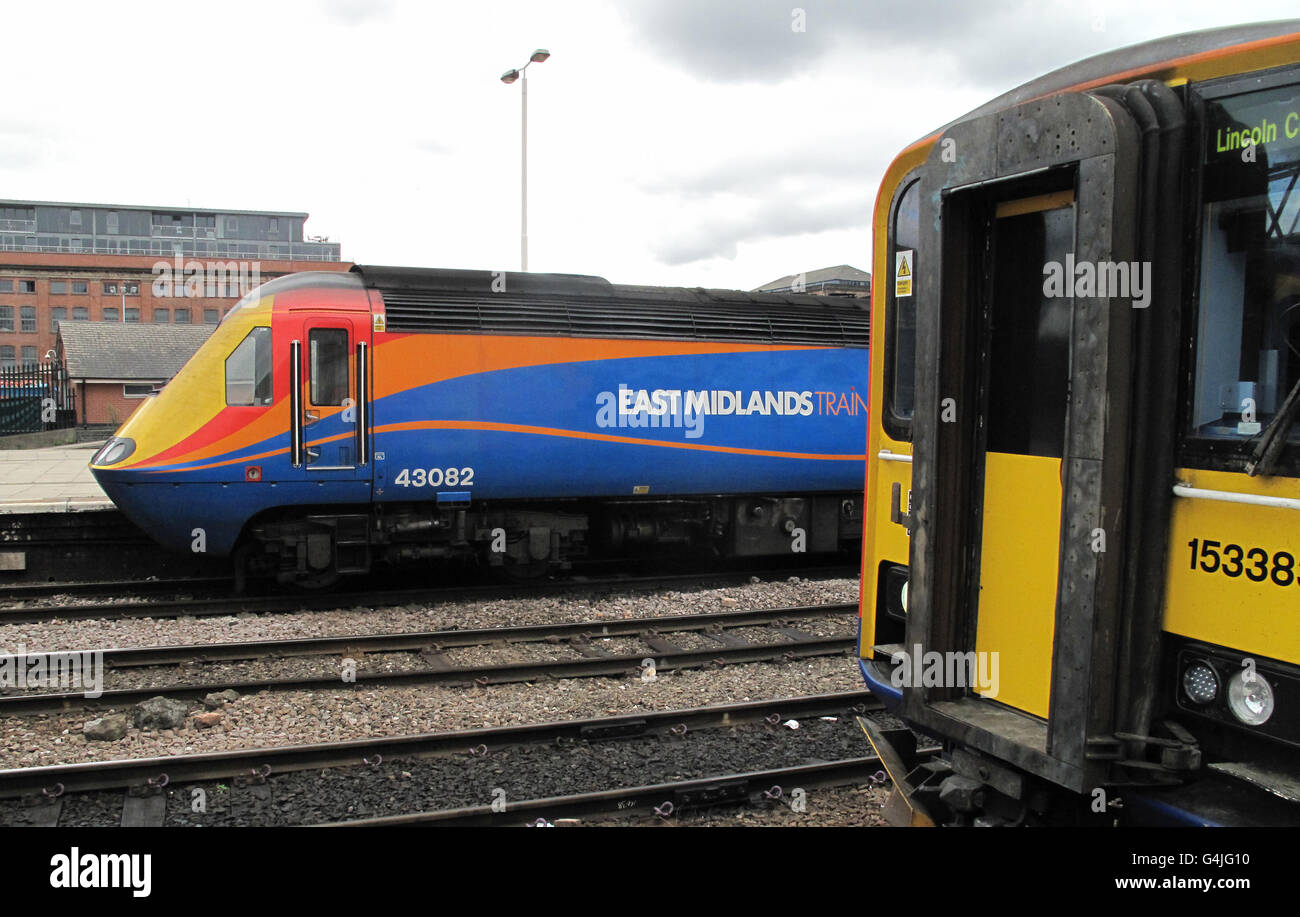 Scorte ferroviarie. Un treno delle East Midlands passa attraverso la stazione di Nottingham. Foto Stock