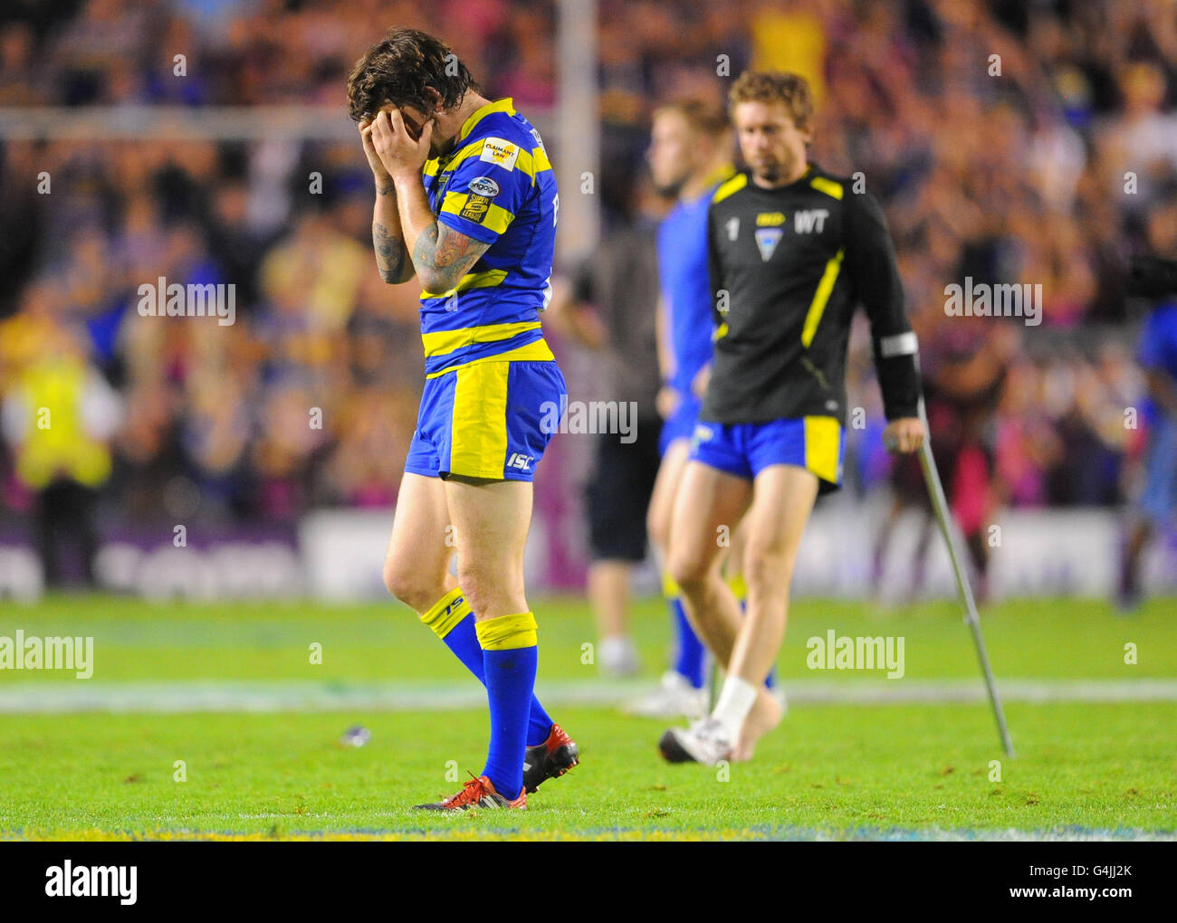 I Lee Briers di Warrington Wolves si sfidano alla fine del gioco durante la partita Engage Super League, semi-finale allo stadio Halliwell Jones di Warrington. Foto Stock