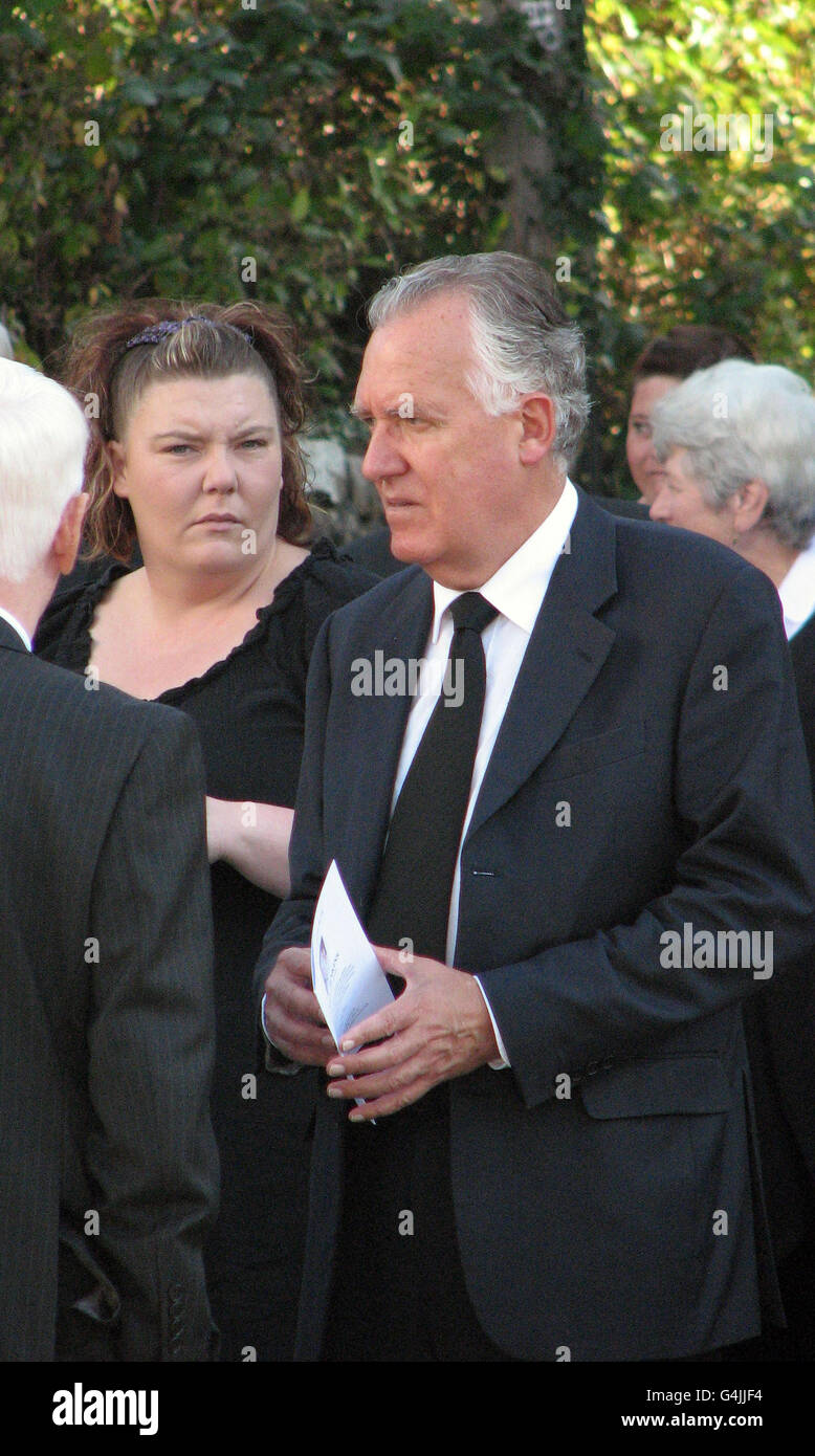 Peter Hain MP partecipa ai funerali del minatore Garry Jenkins, alla Beulah Chapel, Lower Cwmtwrch. Foto Stock