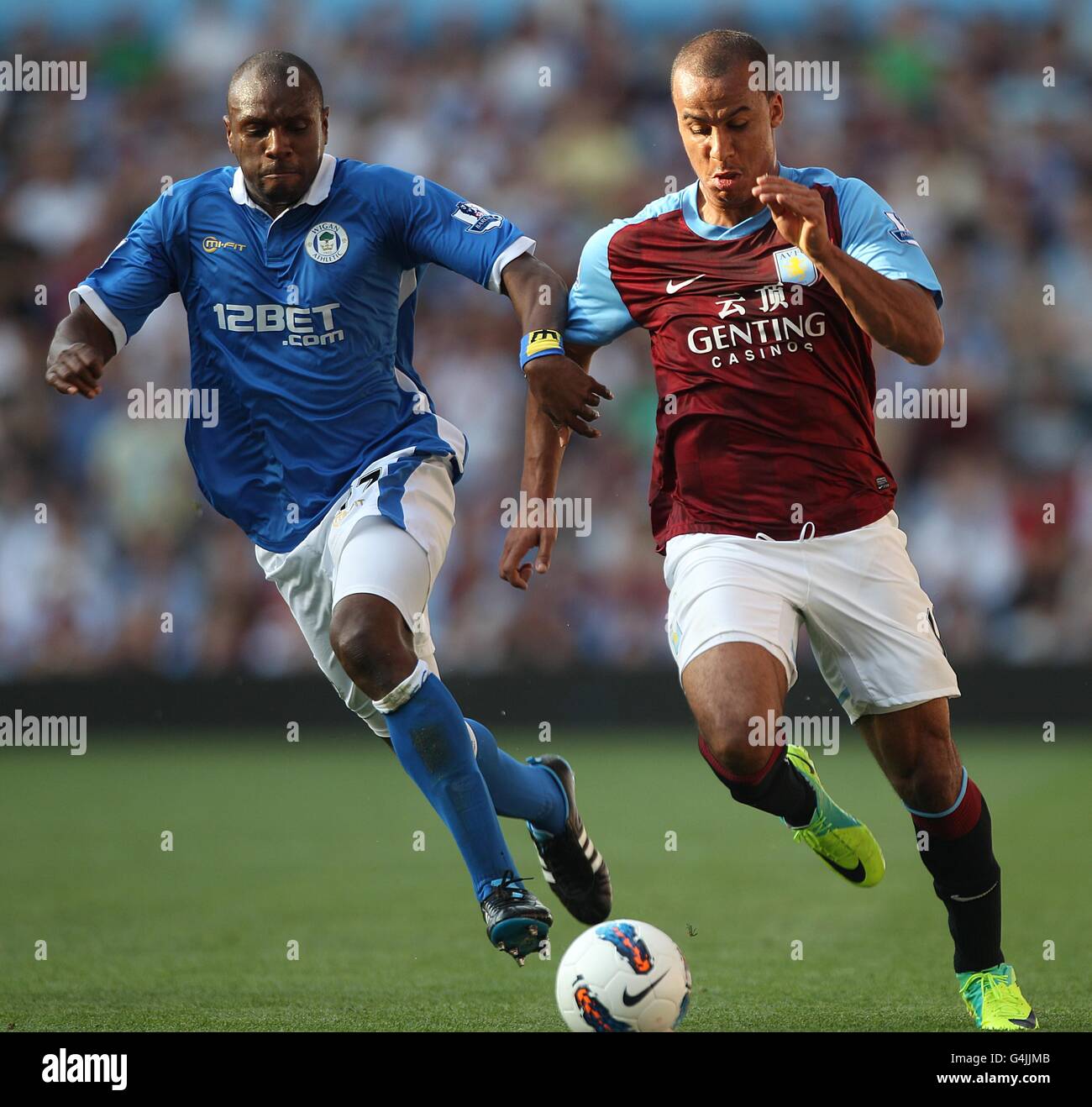 Calcio - Barclays Premier League - Aston Villa / Wigan Athletic - Villa Park. Emmerson Boyce di Wigan Athletic (a sinistra) e Gabriel Agbonlahor di Aston Villa combattono per la palla Foto Stock