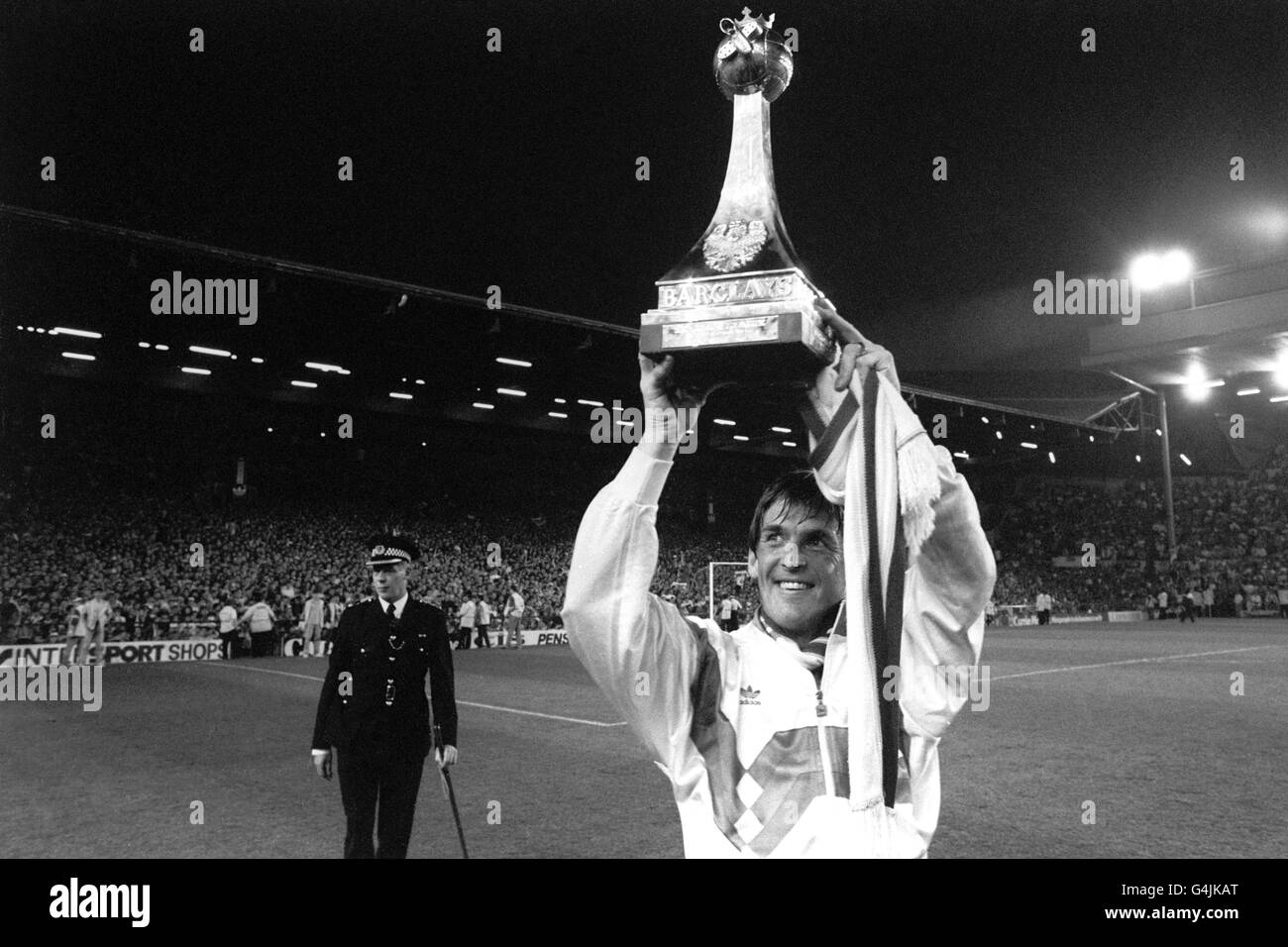 Il giocatore/manager di Liverpool Kenny Dalglish tiene uno dei due trofei di campionato per i tifosi di Anfield, dopo aver aiutato il suo fianco a battere Derby County 1-0. Dalglish è venuto sopra come sostituto dopo 71 minuti; 10 minuti più successivamente Gary Gillespie ha segnato l'unico gol. Foto Stock