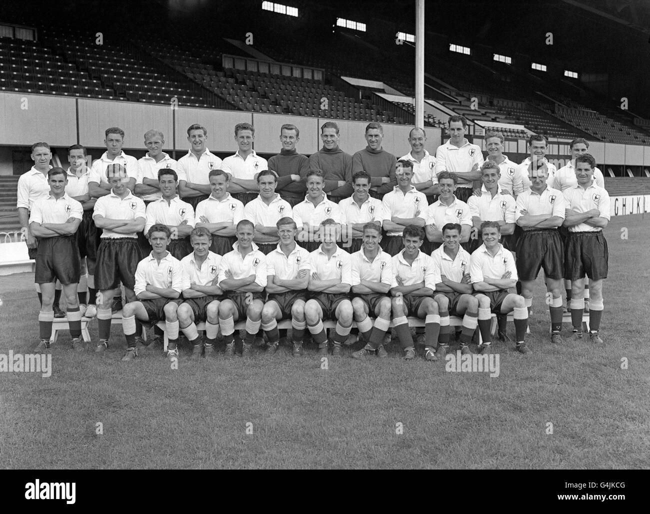 (Top Row L-R) Bill Nicholson, George Robb, Derek King, Brian Farley, Tony marchi, Colin Brittan, Ronald Ward, Ted Ditchburn, Ron Reynolds, Ron Burgess, Harry Clarke, Les Bennett, Len Duquemin, Bill Rawlings (riga centrale L-R) Ernie Walley, J Willmot, T Criss, Eddie Gibbins, Alf Ramsey, SID McClellan, Charlie Withers, Ralph Wetton, Arthur Willis, Johnny Brooks, D Spiney, John Laurel (prima fila) T Marmer, George Hutchinson, Eddie Baily, Peter Baker, Alfie Stokes, Geoff Pitcher, Micky Dulin, Gilbert Dowsett, Bill Walters Foto Stock