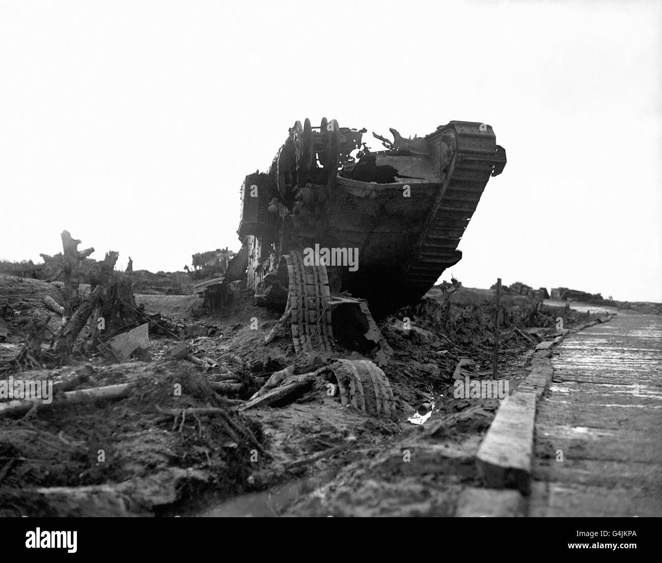 Il relitto di un carro armato britannico accanto alla famigerata strada Menin vicino a Ypres, Belgio. Foto Stock