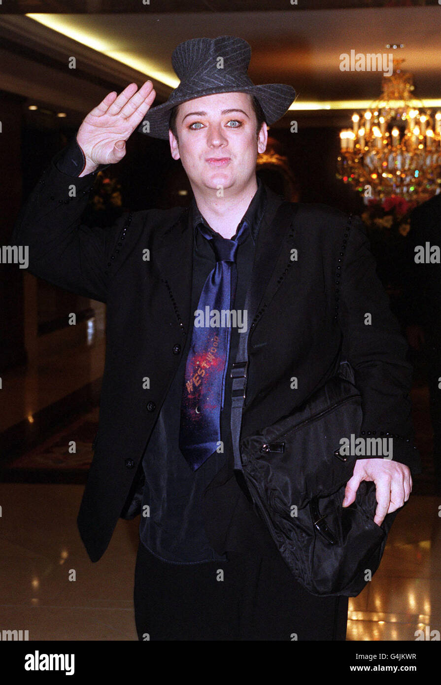 La star pop Boy George arriva al Royal Lancaster Hotel di Londra per il pranzo del 95.8 Capital FM 1999 London Awards. Foto Stock