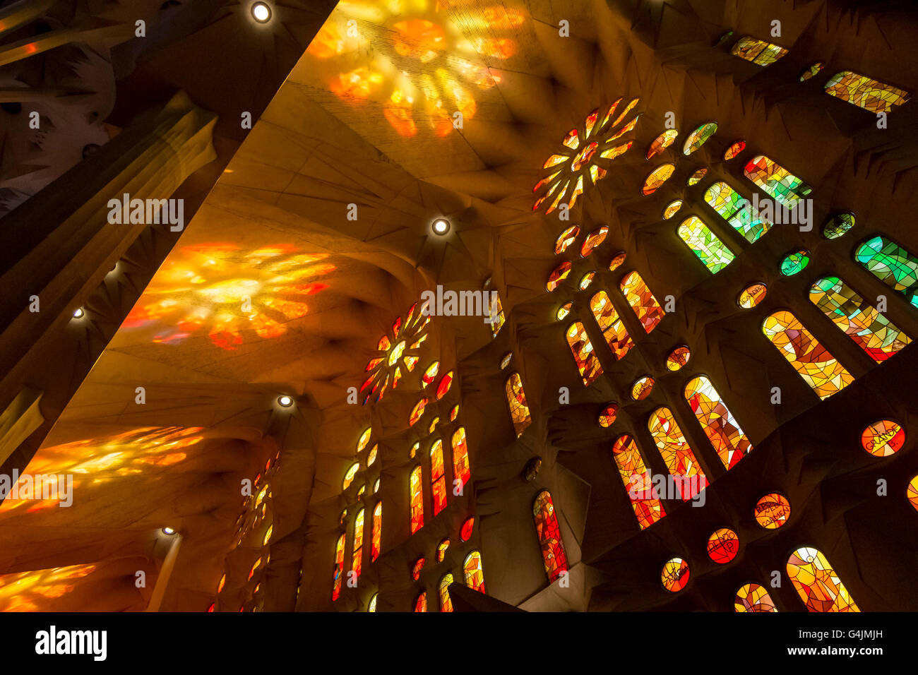 Incredibile la luce colorata riempie Antoni Gaudì La Sagrada Familia a Barcellona, Spagna. La chiesa è patrimonio UNESCO Foto Stock