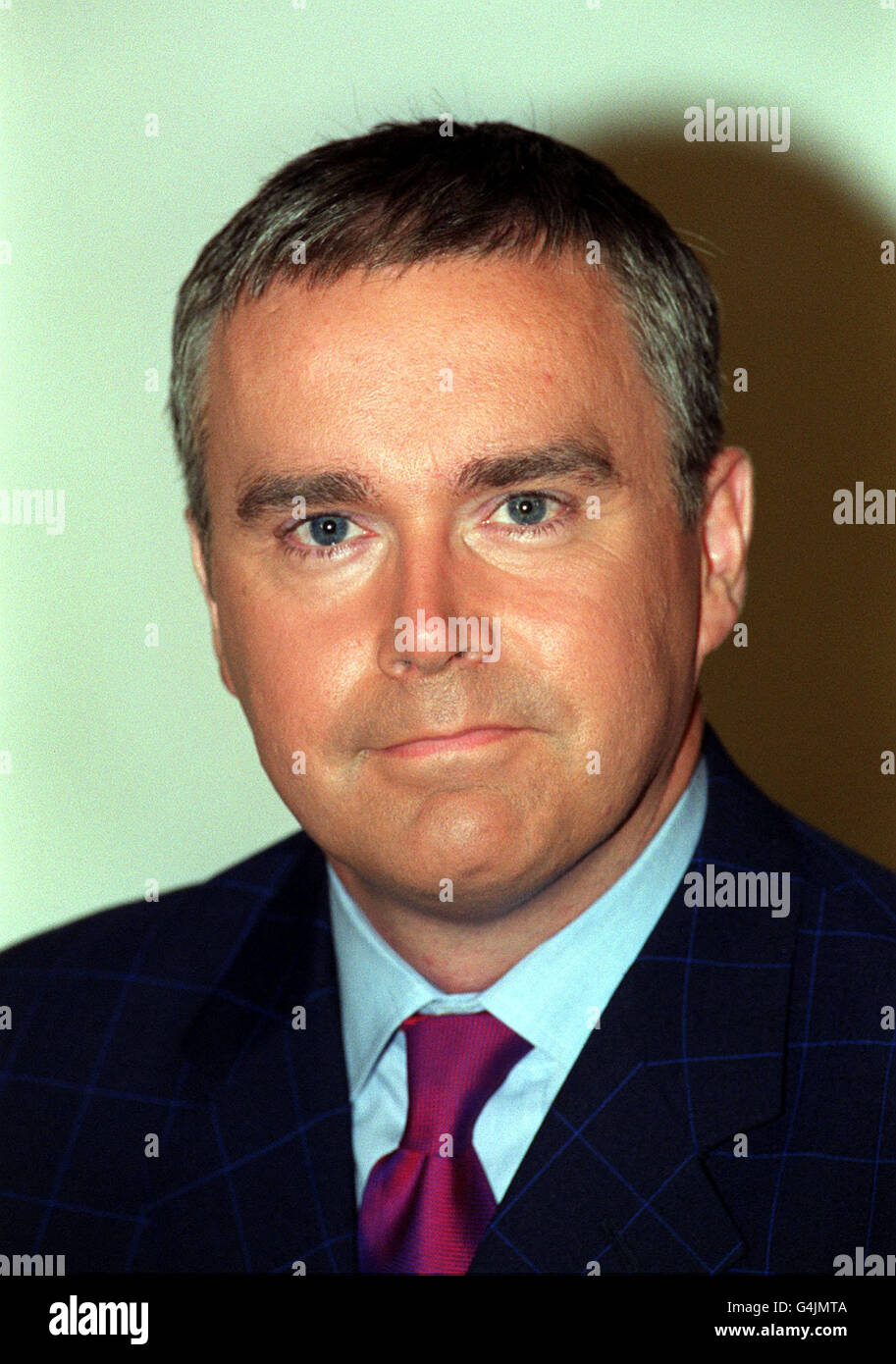 Huw Edwards, l'ancora del nuovo look BBC Six'clock News. Il nuovo team di presentatori e corrispondenti è stato svelato durante una fotocall a Londra. * 4/9/02: Huw Edwards è stato nominato come il nuovo ancoraggio dei bollettini di o'Clock 10 della BBC1. Fiona Bruce (a destra) sarà il secondo presentatore. Sostituiscono gli ancori uscenti Michael Buerk e Peter Sissons, che per anni sono stati i principali uomini per i bollettini notturni del canale thec, e che hanno annunciato separatamente le loro partenze recentemente. Foto Stock