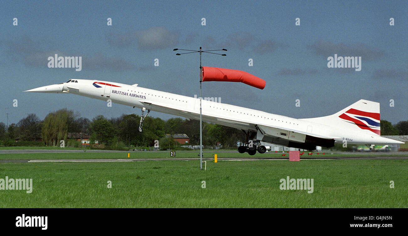Un British Airways Concorde tocca a Filton, nr Bristol, 30 anni dopo che il primo di questo tipo volò sul suo primo volo da Filton a Fairford. L'aereo fece un viaggio nostalgico da Heathrow. I piani di sosta presso l'ex sito di prova della RAF Fairford sono stati annullati perché la base viene utilizzata da aerei bombardieri statunitensi coinvolti nel conflitto kosovaro. Foto Stock