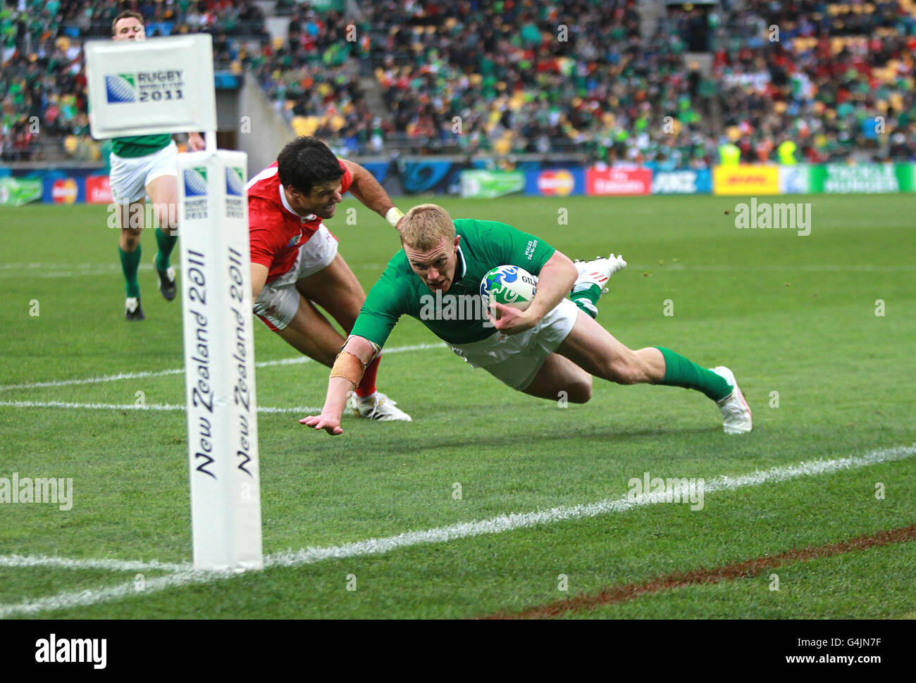 Il Keith Earls irlandese si è cimentato durante la partita finale del quarto trimestre della Coppa del mondo di rugby 2011 al Wellington Regional Stadium di Wellington. Foto Stock