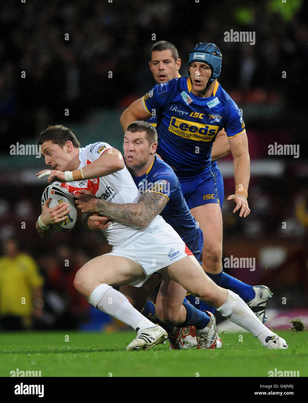 St Helens Andrew Dixon (a sinistra) viene affrontato da Leeds Rhinos Brett Delaney durante la finalissima Engage Super League a Old Trafford, Manchester. Foto Stock