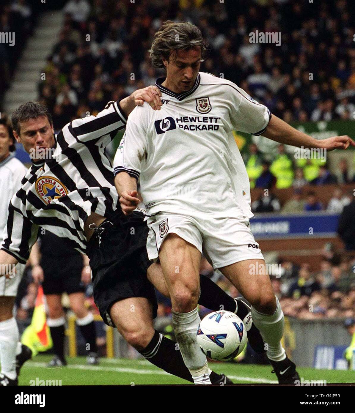 Robert Lee of Newcastle United (a sinistra) ferma David Ginola di Tottenham mentre Newcastle batte il club londinese nella sua semifinale della fa Cup all'Old Trafford di Manchester. Punteggio finale Newcastle 2, Tottenham 0. Foto Stock