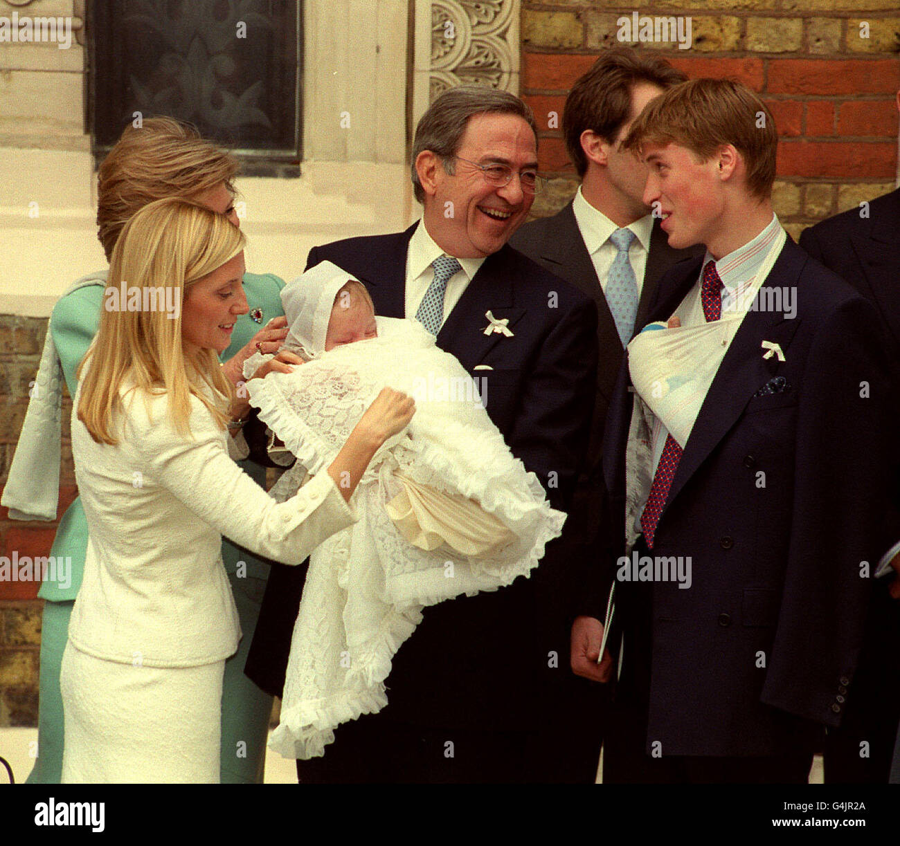 La principessa Pavlos di Grecia aiuta suo figlio, il principe Konstantine Alexios alla Cattedrale greco-ortodossa di Santa Sofia a Londra dopo il suo battesimo, mentre suo nonno, re Costantione di Grecia e il suo nuovo padrino, il principe Guglielmo, godono di una chiacchierata. Foto Stock