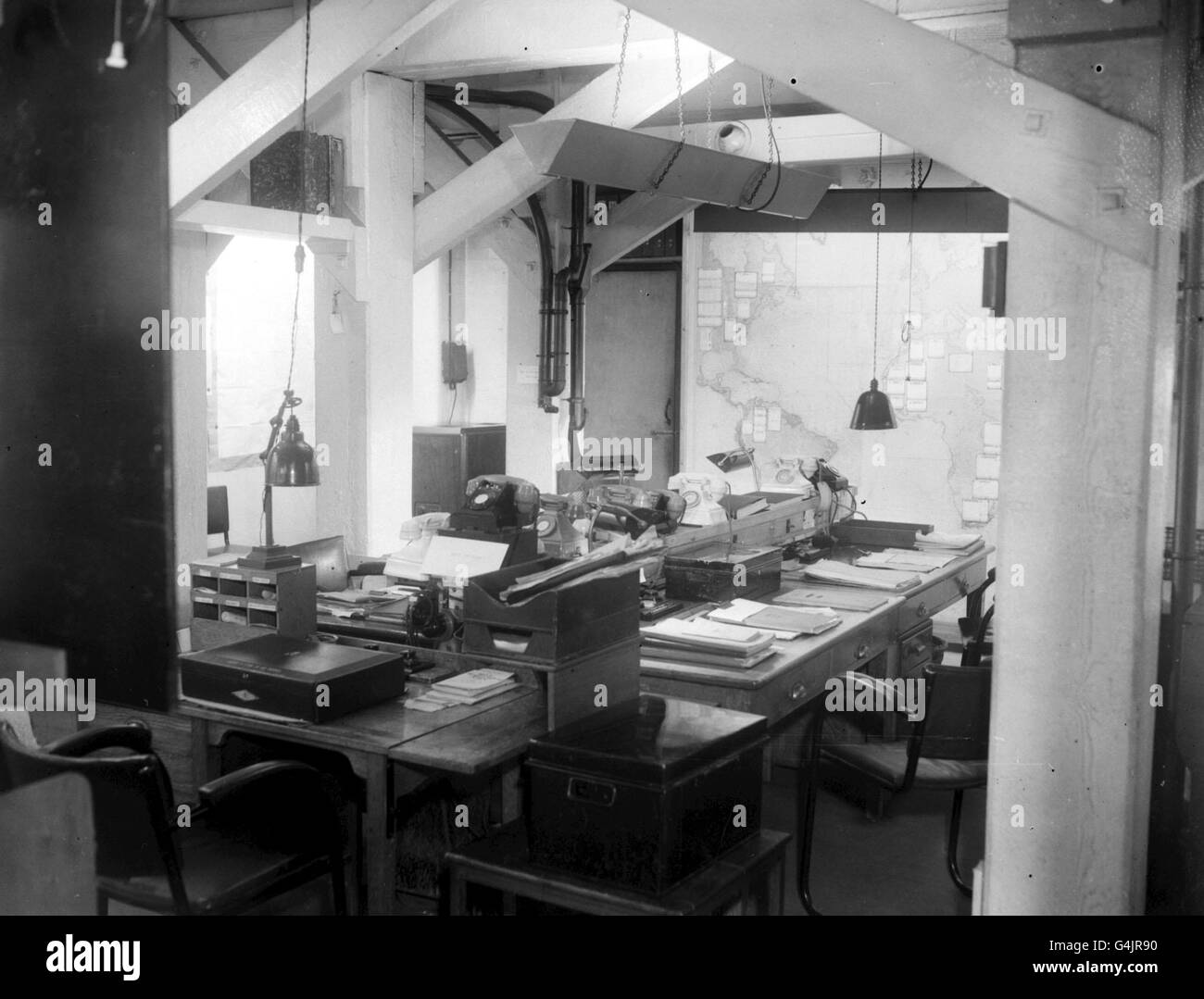 PA NEWS PHOTO 1953: Cabinet War rooms : UN angolo della piccola sala mappa. Da questa stanza una linea diretta ha funzionato alla sede principale della Guardia domestica. I momenti importanti della guerra possono essere visti sul tavolo - analisi settimanale delle incursioni delle bombe volanti e dettagli personali del personale di Luftwaffe portato giù sulla Gran Bretagna durante la seconda guerra mondiale. Foto Stock