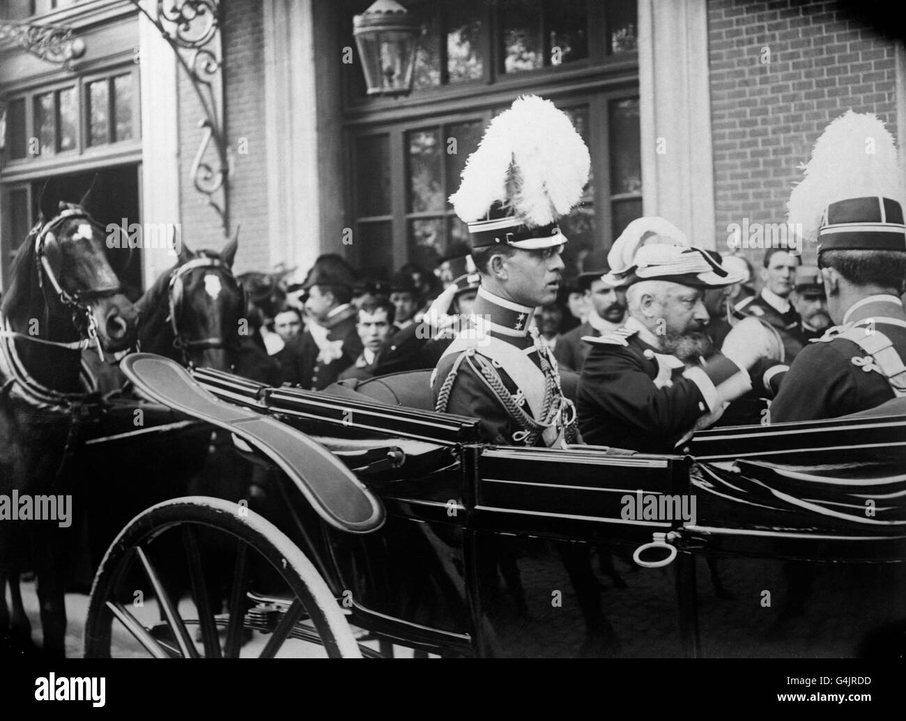 Il principe Andrea di Grecia fuori dalla stazione ferroviaria di Madrid in occasione del matrimonio di Re Alfonso XIII con la principessa Victoria Eugenie di Battenberg. Foto Stock