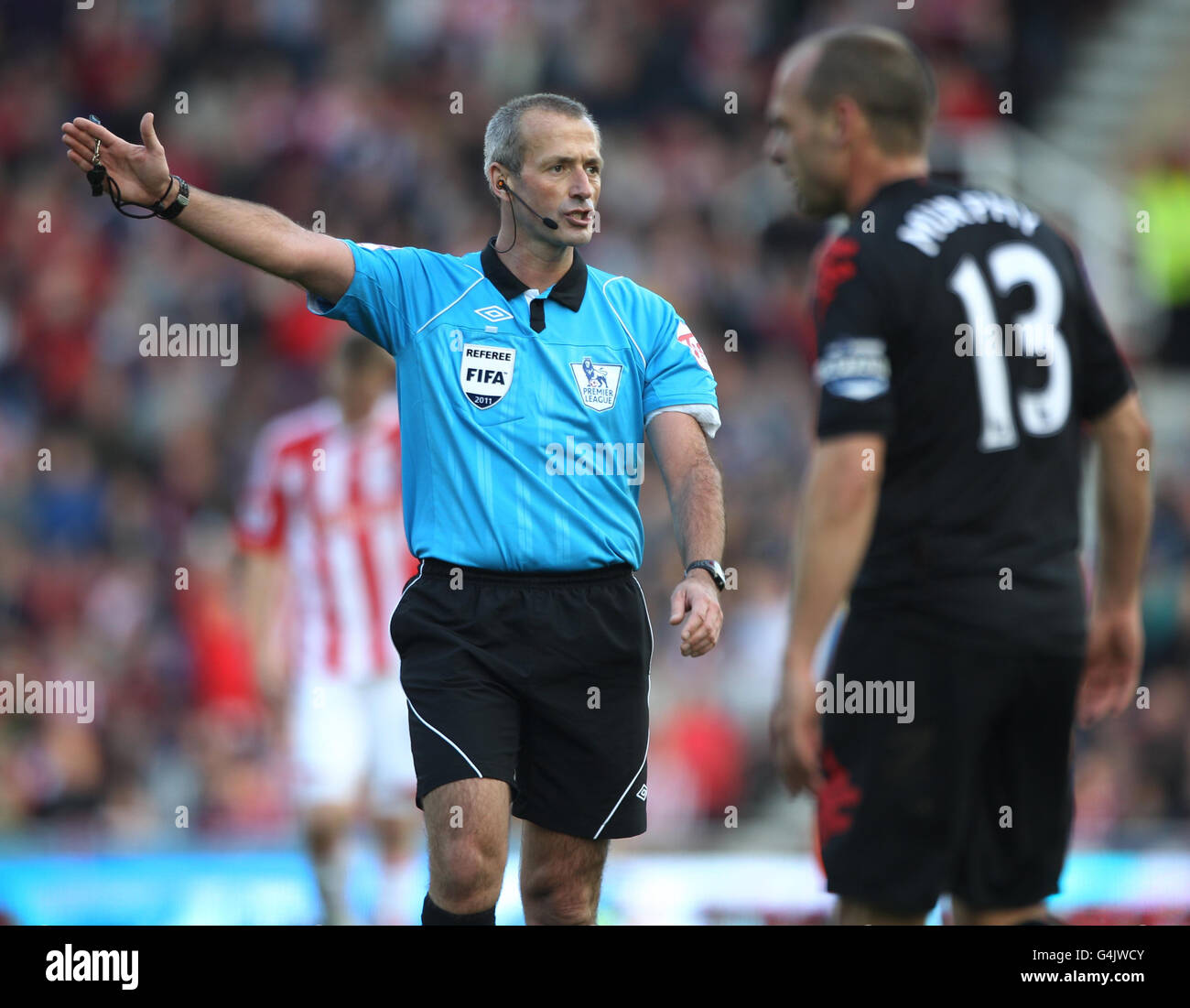 Arbitro Martin Atkinson durante la partita Barclays Premier League allo stadio Britannia, Stoke on Trent. Foto Stock