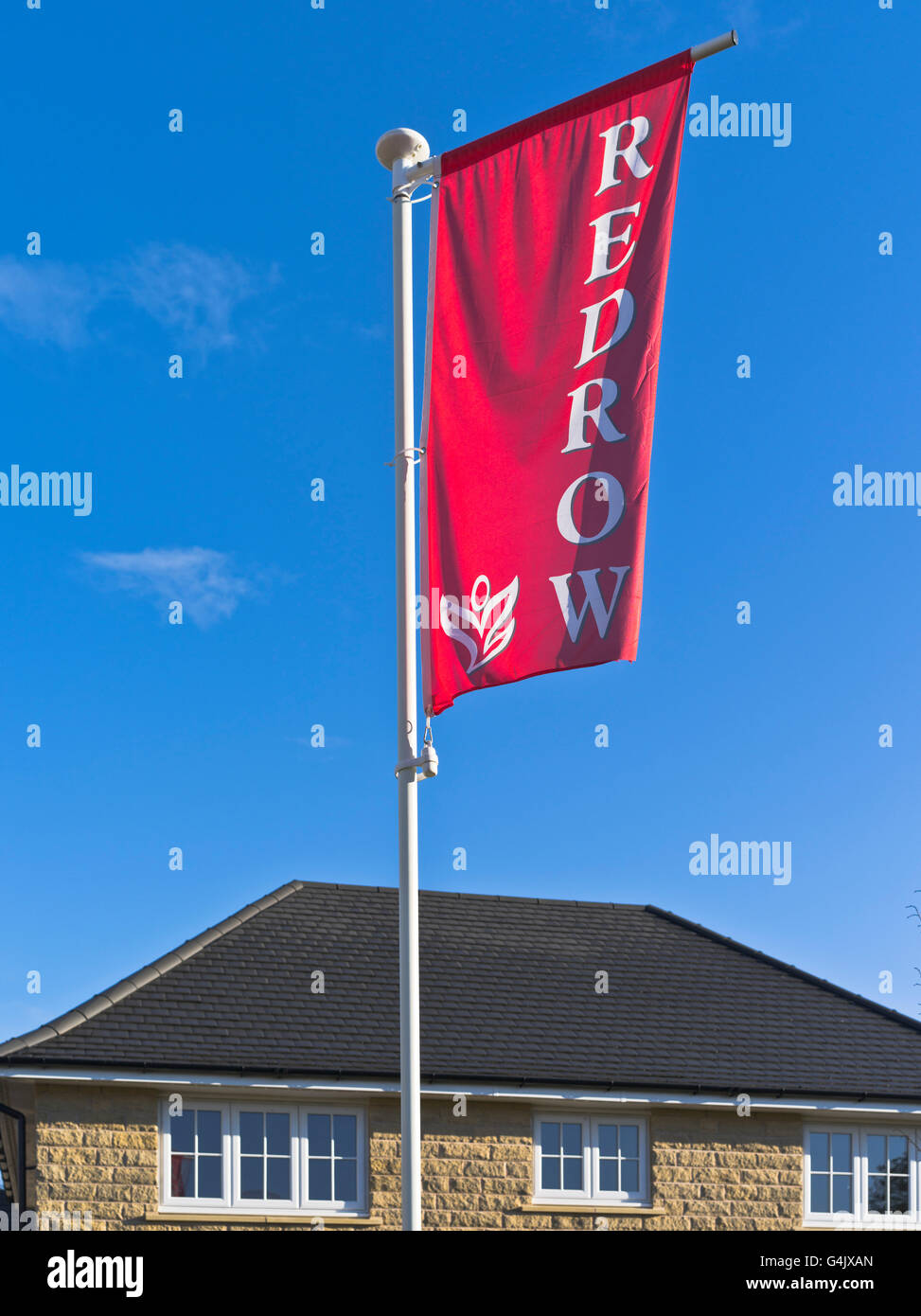 Dh REDROW HOMES REGNO UNITO NUOVE CASE uk Il nuovo alloggiamento per lo sviluppo immobiliare con Redrow logo bandiera Foto Stock