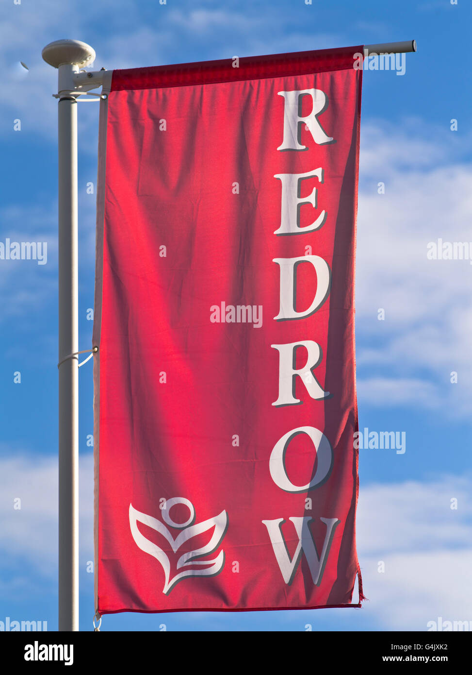 Dh REDROW HOMES REGNO UNITO NUOVE CASE uk Il nuovo alloggiamento per lo sviluppo immobiliare con Redrow logo bandiera Foto Stock