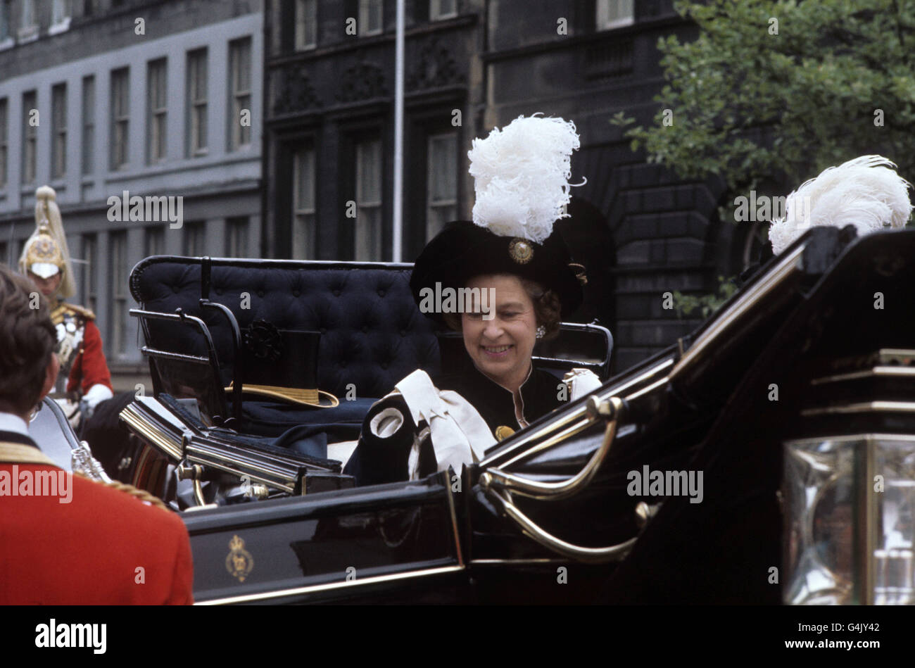 Indossando i suoi abiti come Sovrano dell'Ordine più antico e più nobile del Thistle, la regina Elisabetta II arriva in carrozza aperta alla Cattedrale di St Giles per partecipare al servizio Thistle. Foto Stock