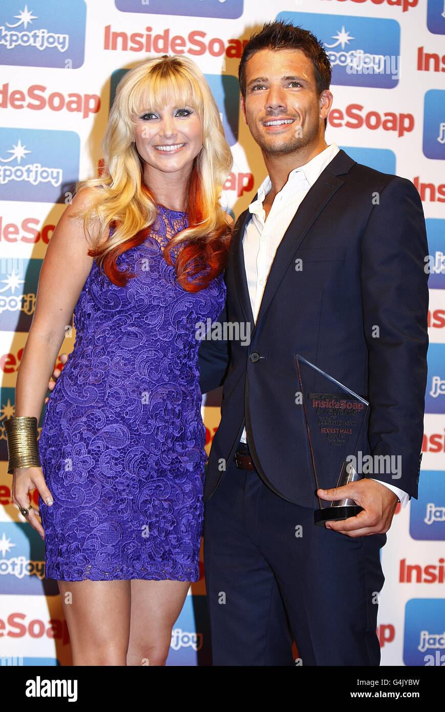 Danny Mac e Carley Stenson partecipano all'Inside SOAP Awards 2011 a Gilgamesh a Camden, a nord di Londra. Foto Stock