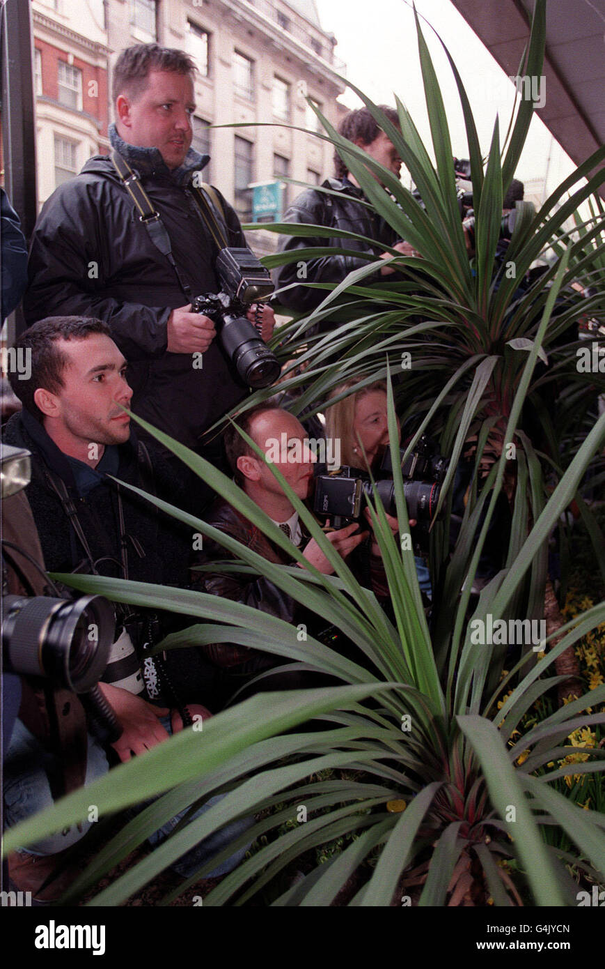 I membri della stampa aspettano fuori dal Portland Hospital nel centro di Londra, dove il calciatore britannico David Beckham ha annunciato che il suo fidanzato Victoria Adams ('Posh Spice') aveva dato alla luce un figlio, di nome Brooklyn Joseph Beckham. Foto Stock