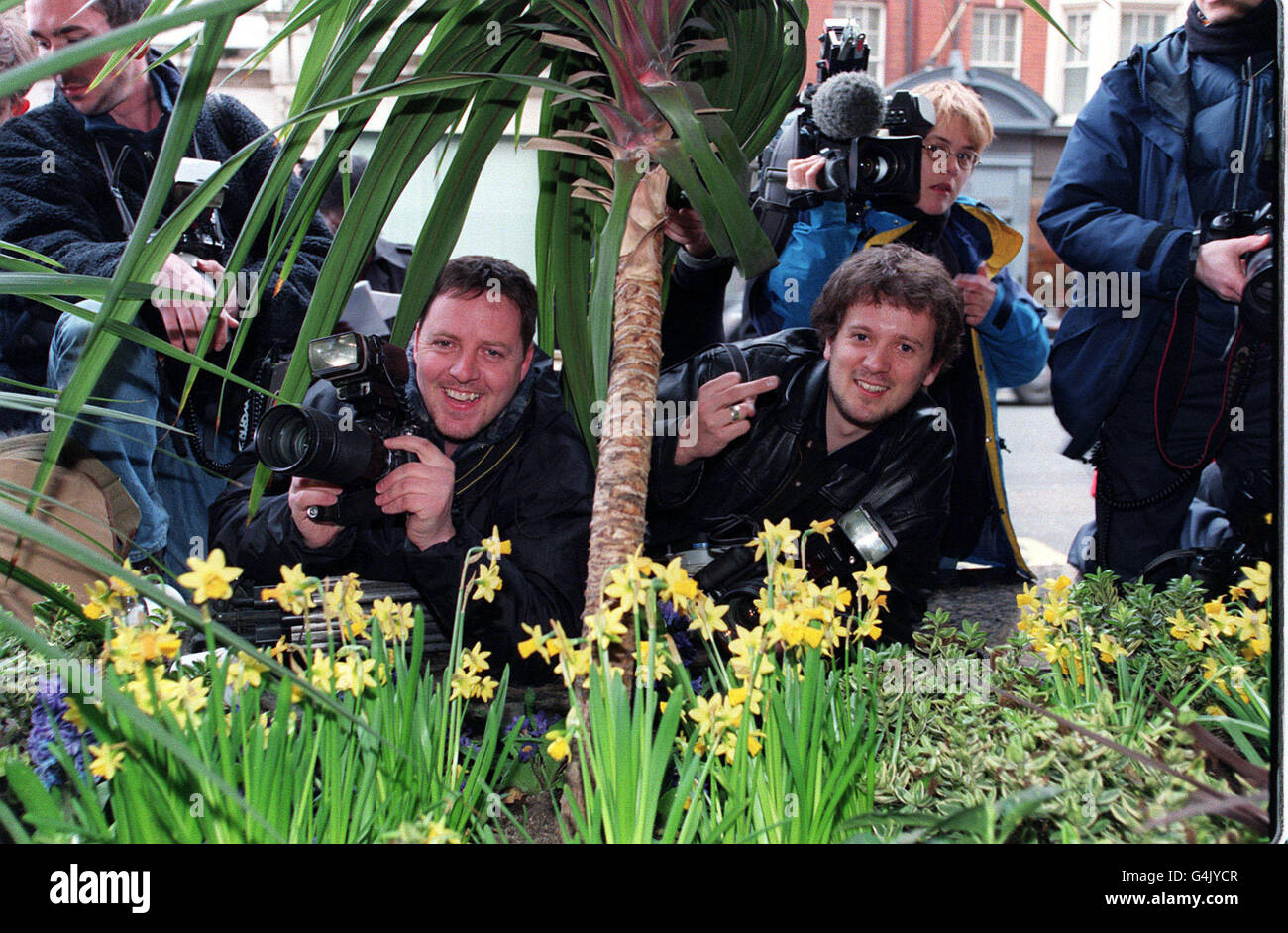 I membri della stampa aspettano fuori dal Portland Hospital nel centro di Londra, dove il calciatore britannico David Beckham ha annunciato che il suo fidanzato Victoria Adams ('Posh Spice') aveva dato alla luce un figlio, di nome Brooklyn Joseph Beckham. Foto Stock