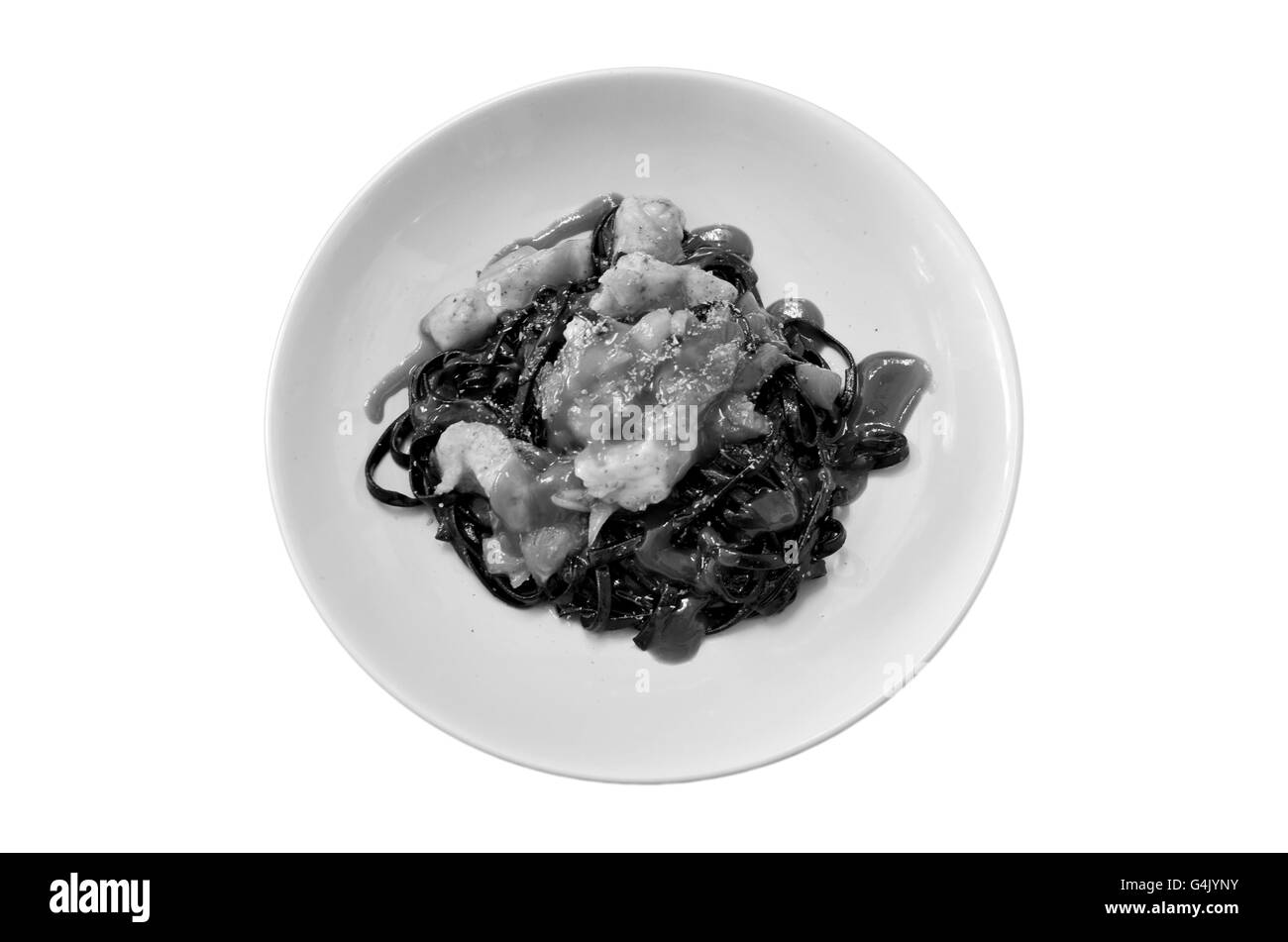 Bianco e nero immagine a colori di mescolare fritto trefoli di spaghetti al nero di seppia con frutti di mare nel ristorante Foto Stock