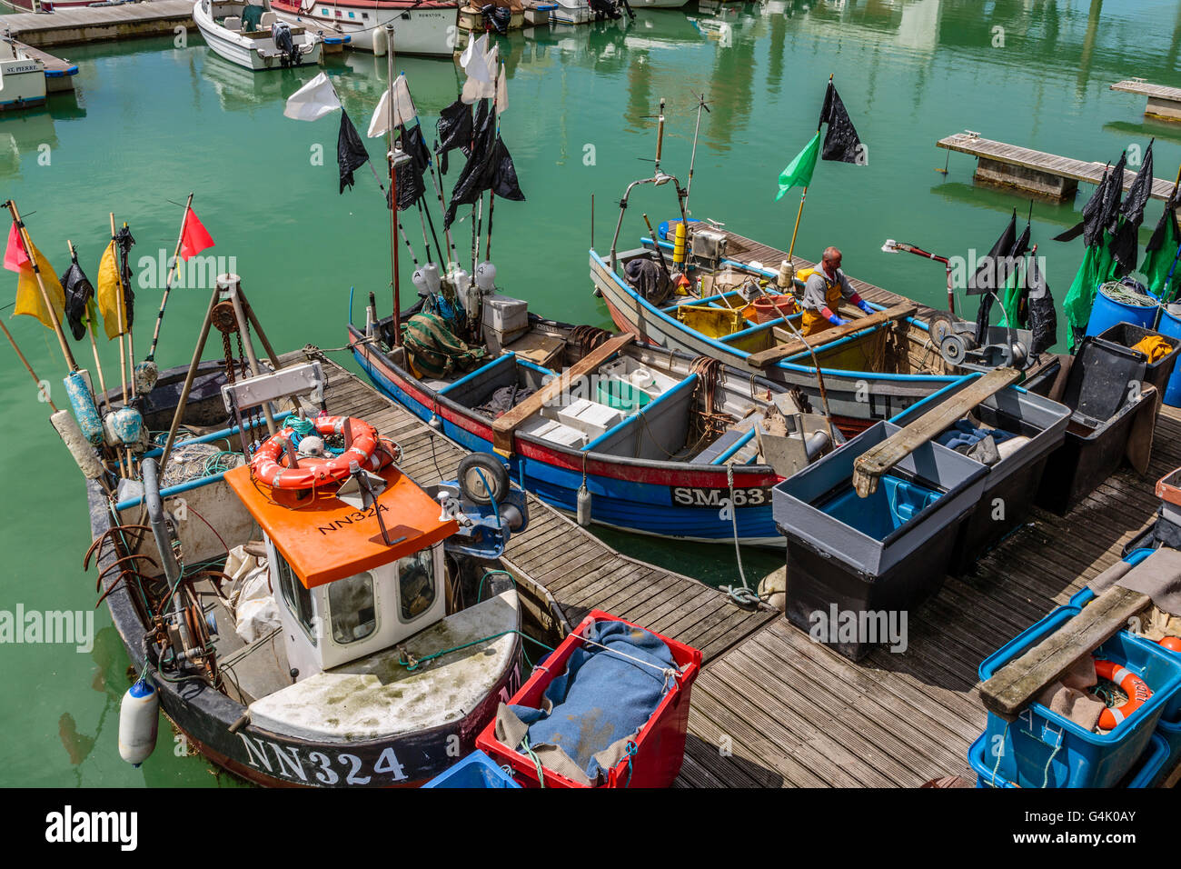 Fisherman rammendo la sua rete in Brighton Marina East Sussex Regno Unito Foto Stock