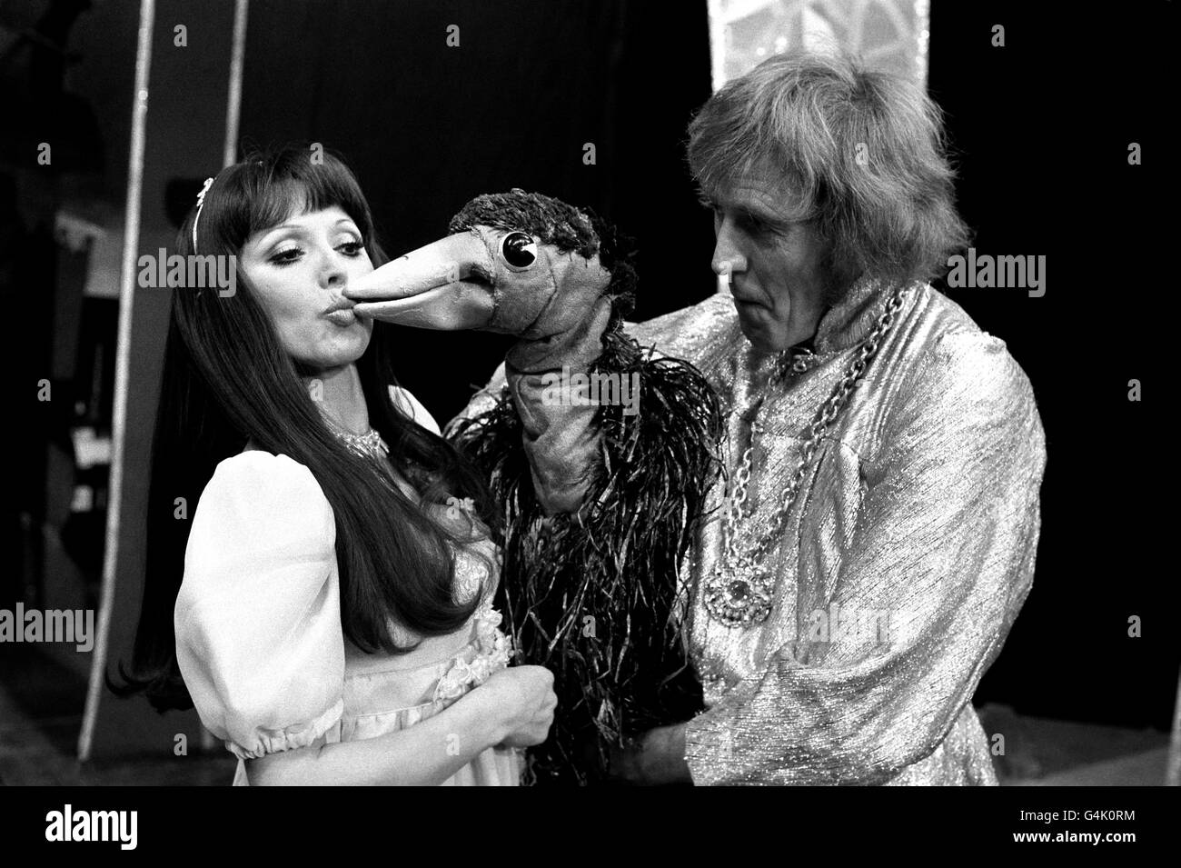 Susan Maughan, che riceve un bacio dall'UEM, con Rod Hull, presso lo Shaftesbury Theatre di Londra, dove stanno suonando nell'UEM a Pantoland. 17/3/99 Rod Hull è morto. Foto Stock Susan Maughan, che riceve un bacio dall'UEM, con Rod Hull, presso lo Shaftesbury Theatre di Londra, dove stanno suonando nell'UEM a Pantoland. 17/3/99 Rod Hull è morto. Foto Stock