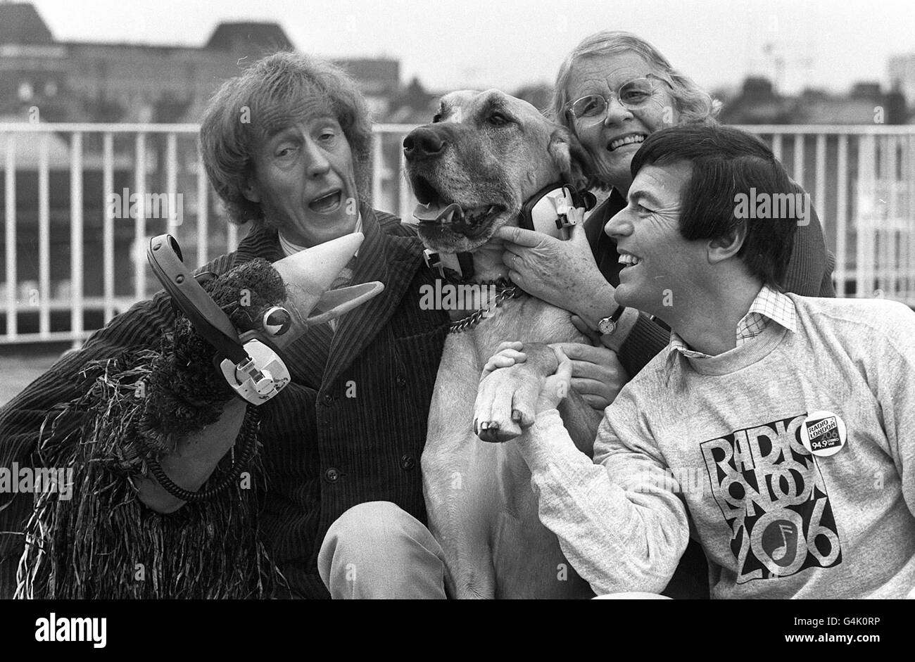 DJ Tony Blackburn, Angus il cane, cane-addestratore Barbara Woodhouse e Rod Hull (a sinistra) e EMU. *18/3/199: Hull, l'intrattenitore più noto per la sua partnership con l'emu burattini, è morto, Sky News riferito Giovedi 17 marzo 1999. Foto Stock
