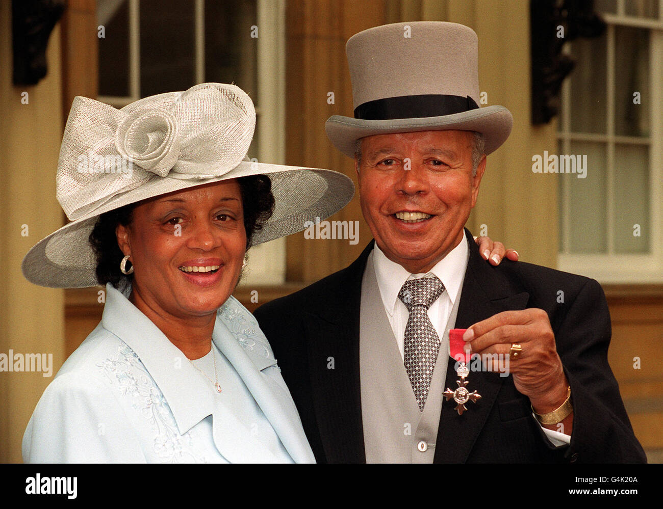 Il comico Charles Williams moglie sua Janice, dopo aver ricevuto un MBE (membro dell'Impero britannico) dal Principe di Galles durante una cerimonia di investitura a Buckingham Palace. Foto Stock