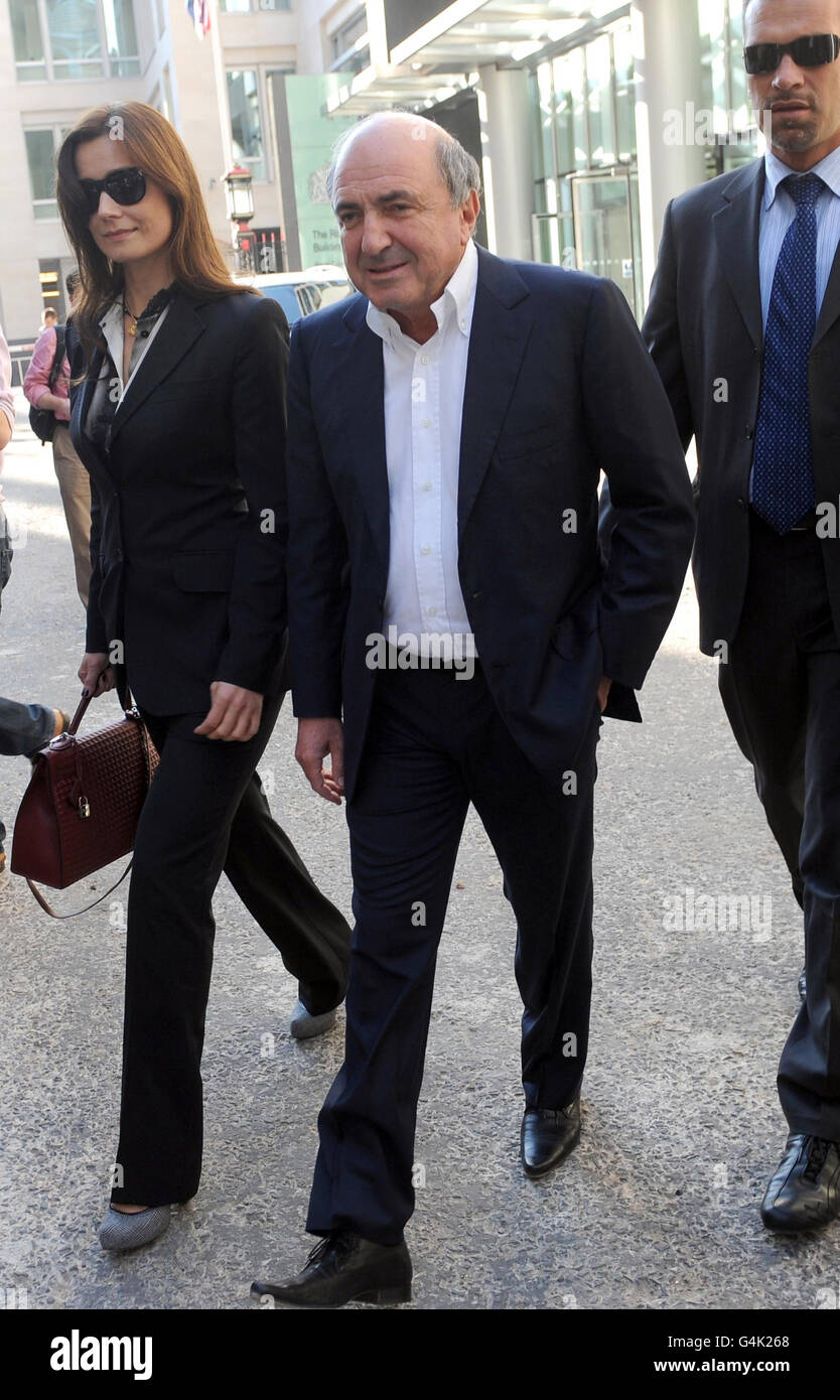 L'oligarca russo Boris Berezovsky (centro) lascia il Tribunale commerciale dell'alta Corte nel centro di Londra, con la fidanzata Yelena Gorbunova e le guardie di sicurezza. Foto Stock