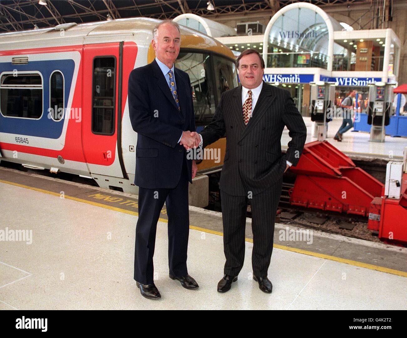 Il vice primo ministro John Prescott (a destra) scrolla le mani con Sir Alastair Morton alla stazione ferroviaria di Victoria a seguito della sua nomina a presidente del consiglio ferroviario britannico e della futura presidenza della nuova Shadow Strategic Rail Authority. Foto Stock