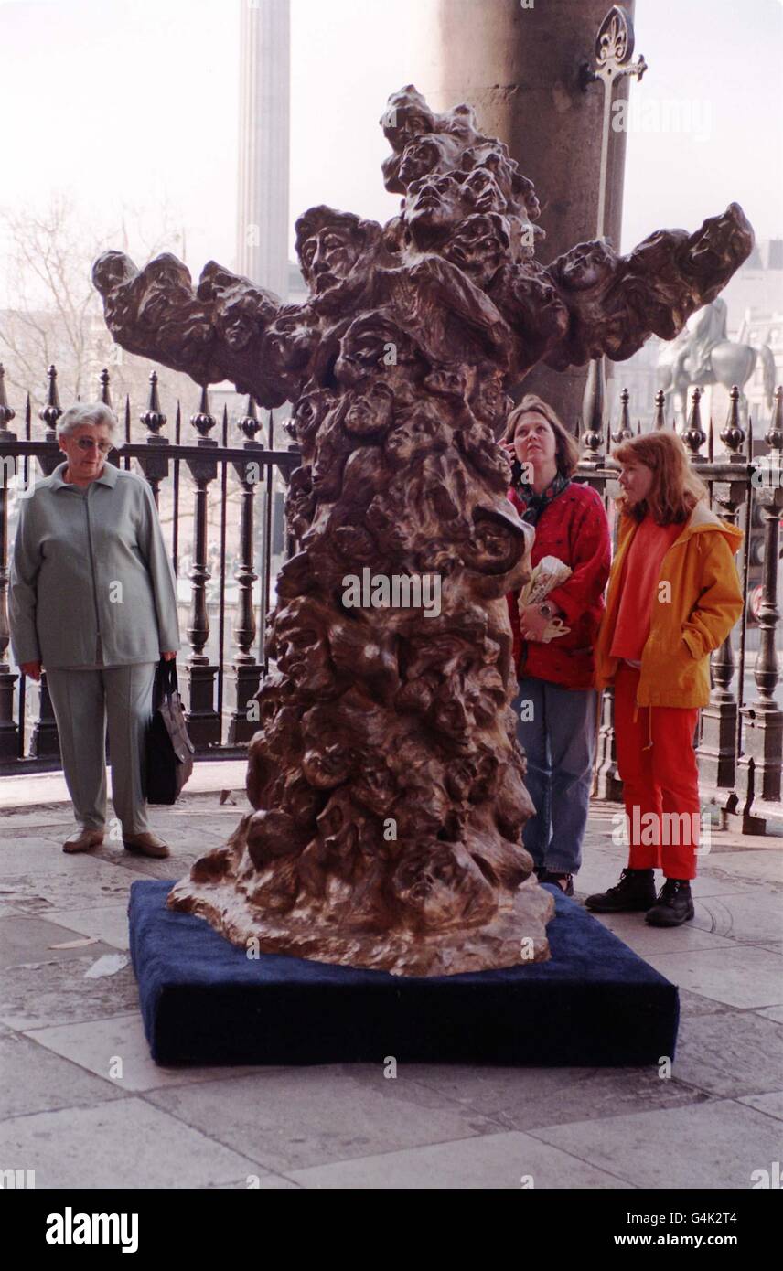 I membri del pubblico ammirano la statua dell'artista rumeno Dr Doru Imbroane Marculescu di Gesù Cristo fuori dalla chiesa di San Martino in campi in Trafalgar Square, Londra. La scultura sarà al centro delle celebrazioni pasquali della chiesa. Foto Stock