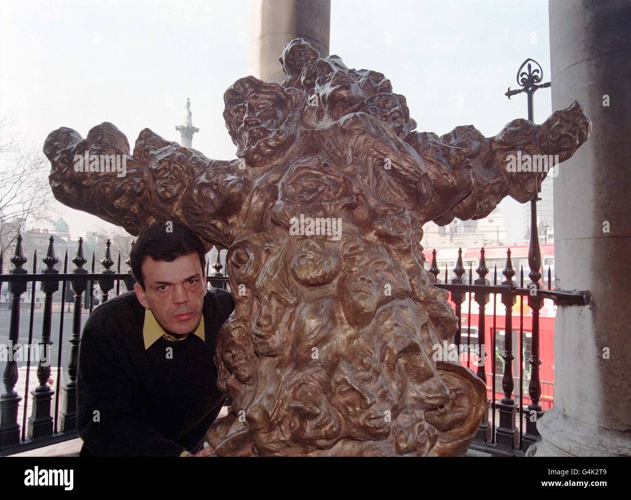 L'artista rumeno Dr Doru Imbroane Marculescu' con la sua statua di Gesù Cristo fuori dalla chiesa di San Martino in campi in Trafalgar Square, Londra, che sarà al centro delle celebrazioni pasquali della chiesa. Foto Stock