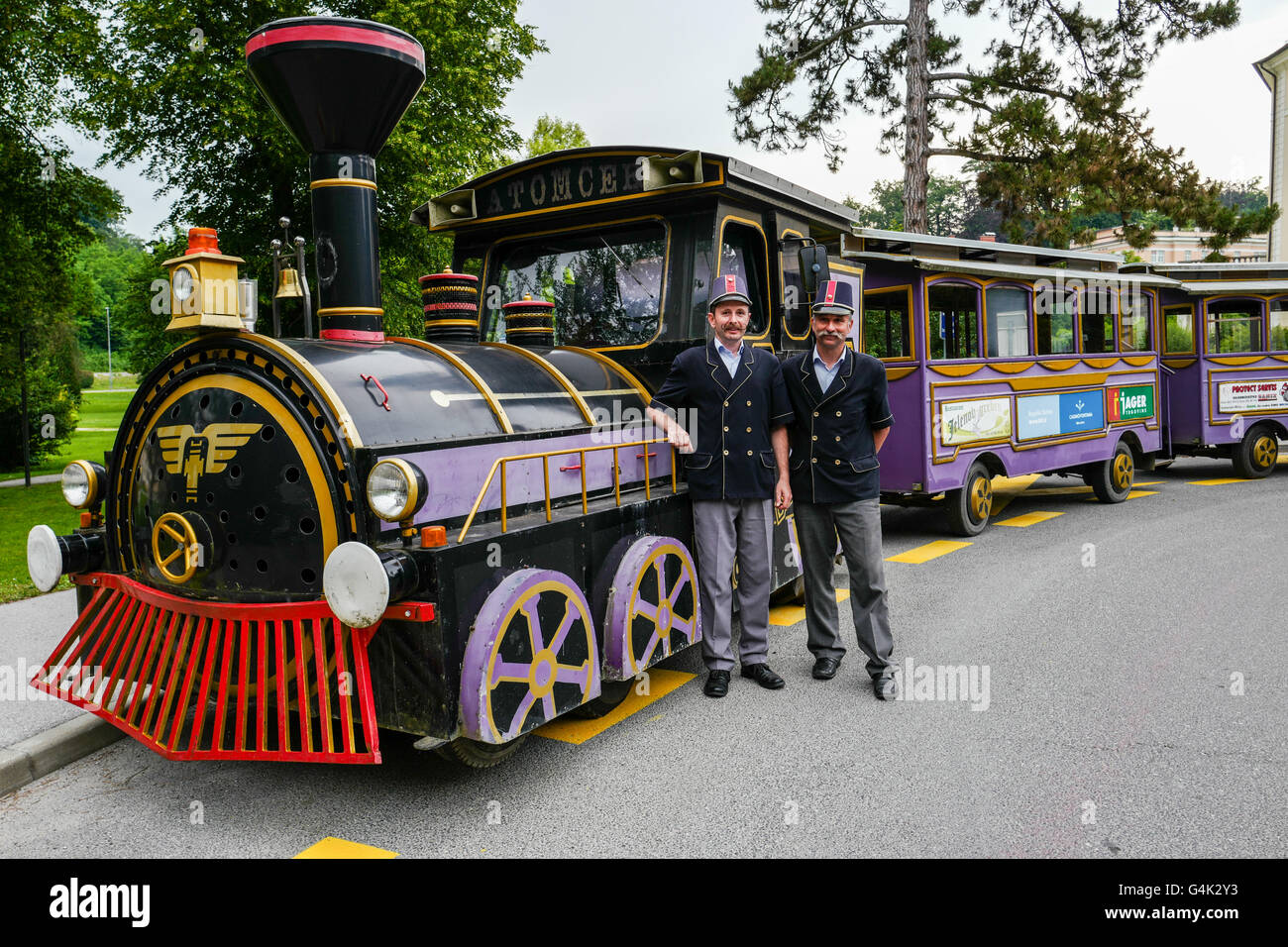 Driver e ticket master in posa con la strada turistica Treno in Rogaska Slatina, Slovenia Foto Stock