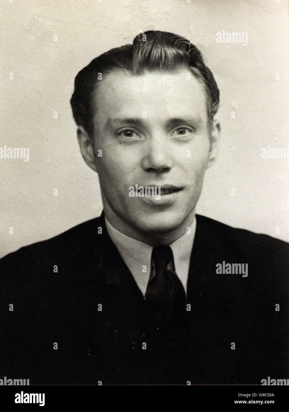 Una fotografia del 1948 di Anthony Sawoniuk. Sawoniuk, 78 anni, del sud-est di Londra, un collezionista di biglietti ferroviari in pensione a Londra, è stato giudicato colpevole di aver ucciso tre ebrei da una giuria all'Old Bailey di Londra, nel primo processo per crimini di guerra in Gran Bretagna. Foto Stock