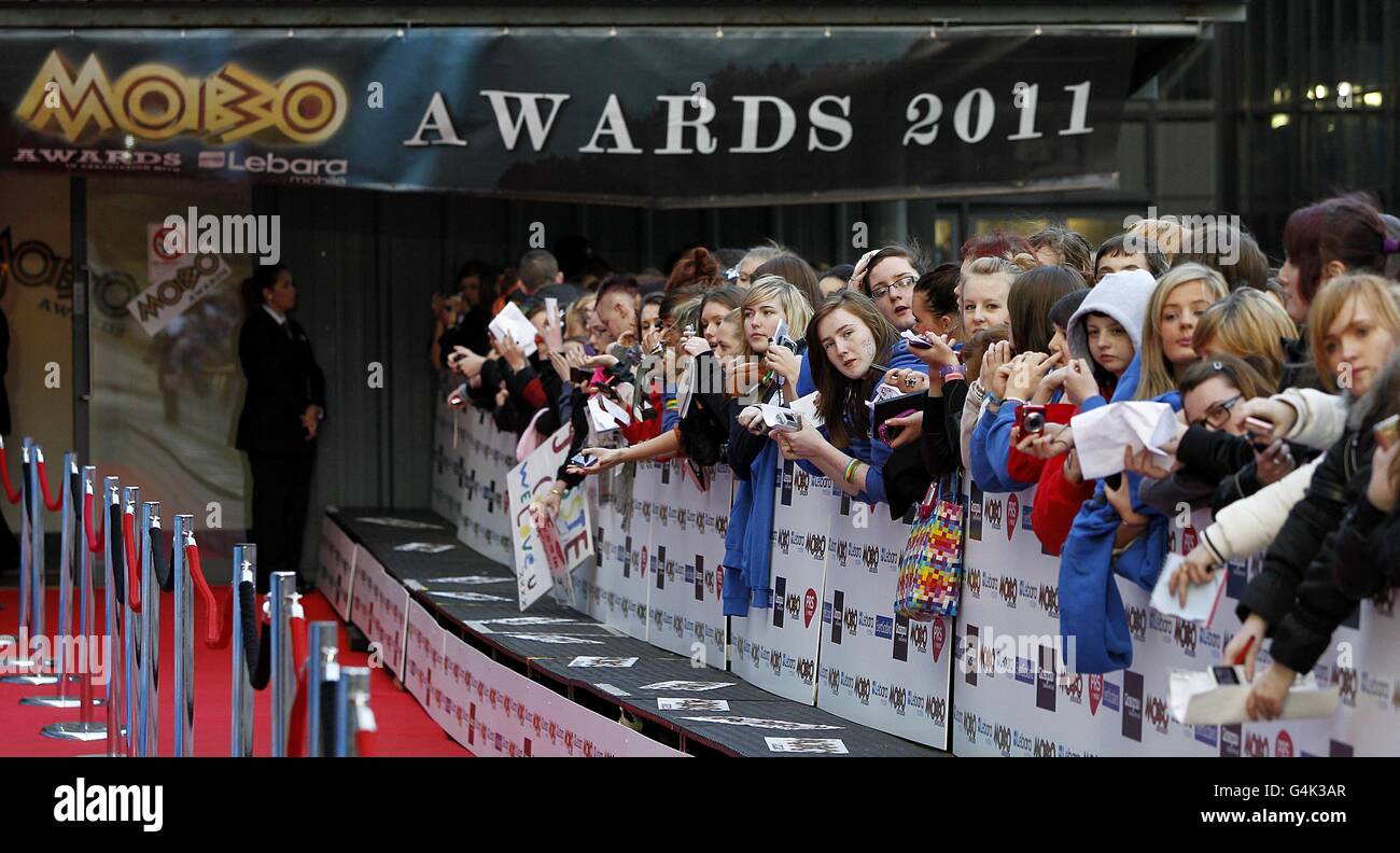 I fan attendono gli arrivi dei MOBO Awards 2011, al SECC, Glasgow, G3 8YW. Foto Stock