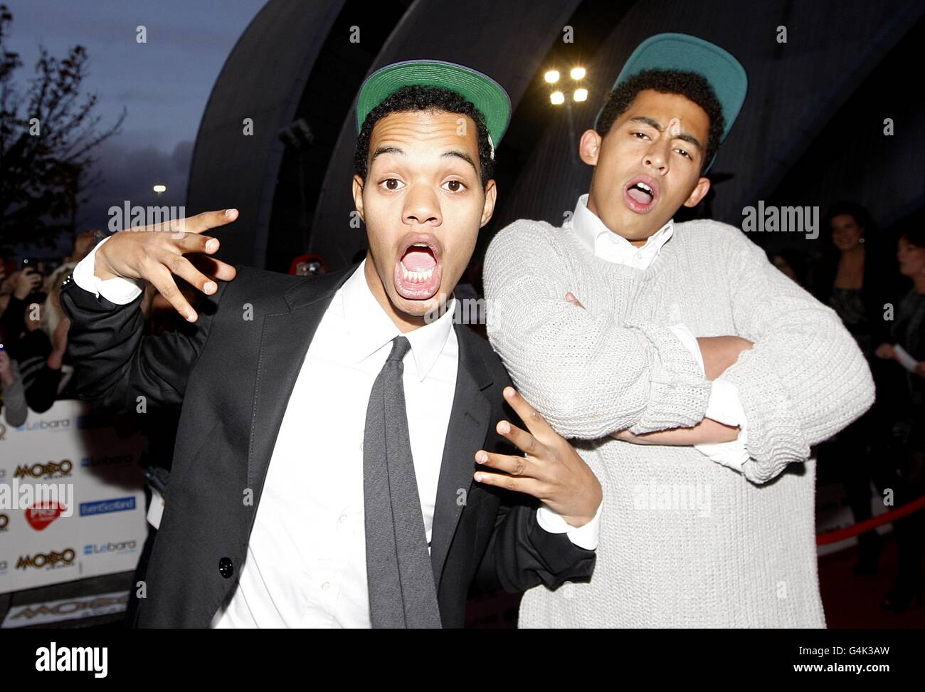 Jordan 'Rizzle' Stevens e Harley 'Sylvester' Alexander-sur (a sinistra) AKA Rizzle Kicks in arrivo per il MOBO Awards 2011, al SECC, Glasgow, G3 8YW. Foto Stock