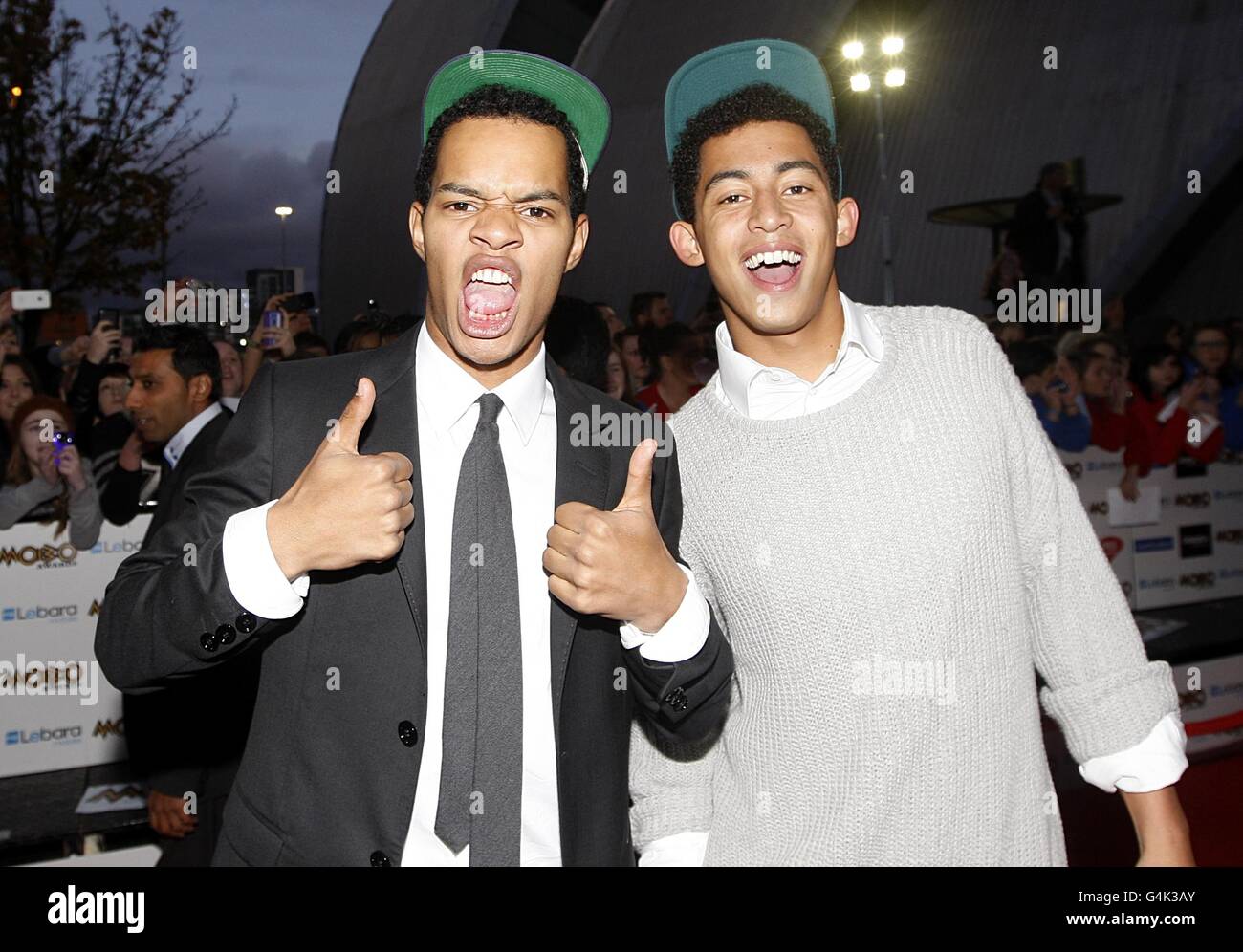 Jordan 'Rizzle' Stevens e Harley 'Sylvester' Alexander-sur (a sinistra) AKA Rizzle Kicks in arrivo per il MOBO Awards 2011, al SECC, Glasgow, G3 8YW. Foto Stock