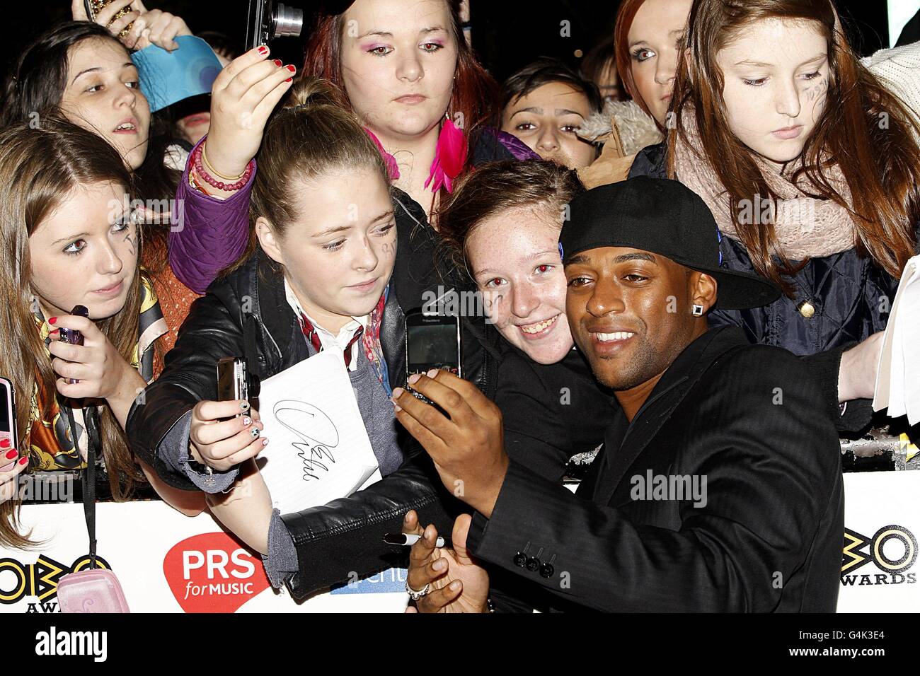 Ortise Williams di JLS si pone per le fotografie con i tifosi quando arriva per il MOBO Awards 2011, al SECC, Glasgow, G3 8YW. Foto Stock