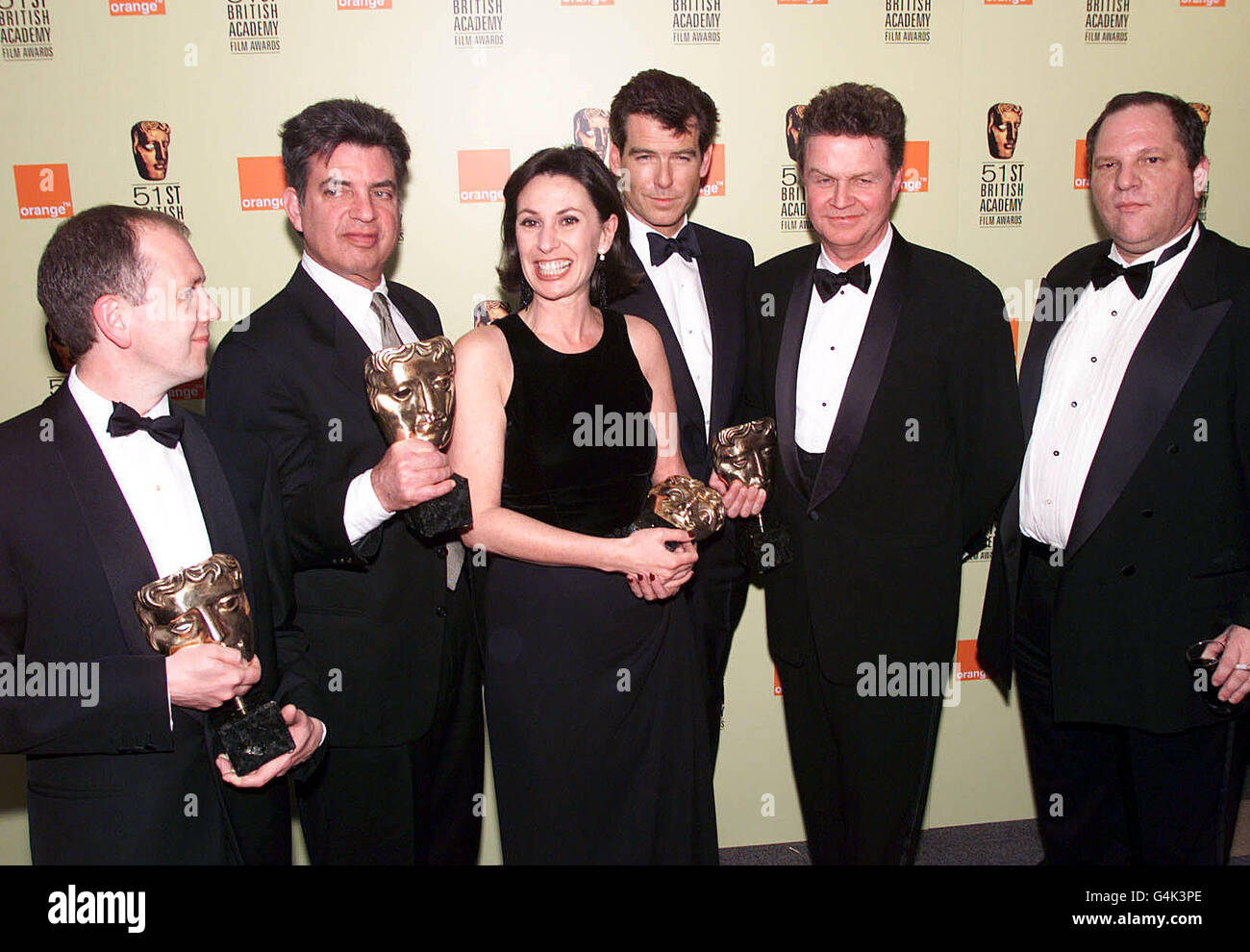 L/R: David Parfitt, Edward Zwick, Donna Gigliotti, Pierce Brosnan (che ha presentato il premio), John Madden e Harvey Weinstein dopo aver raccolto il premio per il miglior film per 'Shakespeare in Love' al 51esimo BAFTA Film Awards di Londra. Foto Stock