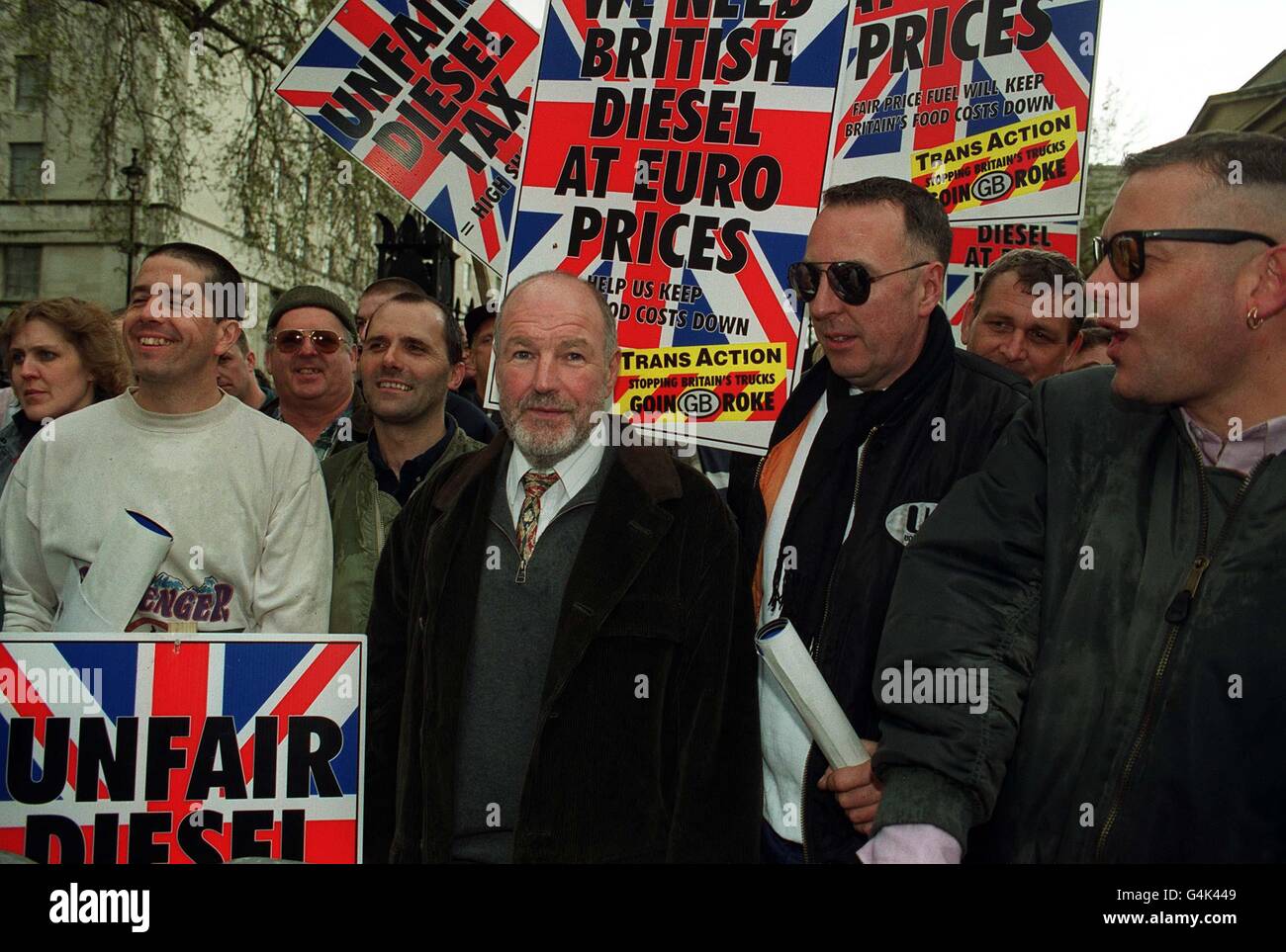 Representives of Trans-Action, durante le manifestazioni a Whitehall a Londra come parte della loro protesta sui prezzi del carburante diesel nel Regno Unito. Altre proteste erano in corso in altre grandi città del paese. Foto Stock